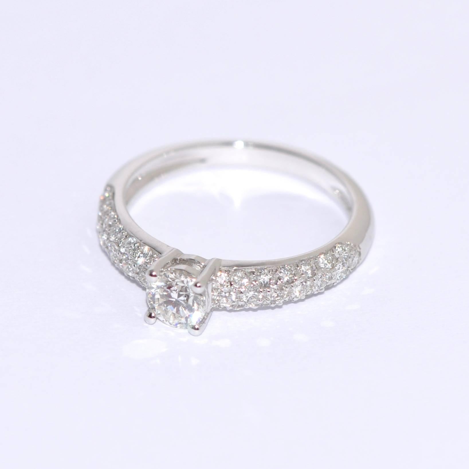 Taille brillant Bague de fiançailles en or blanc 18 carats avec diamants blancs en vente