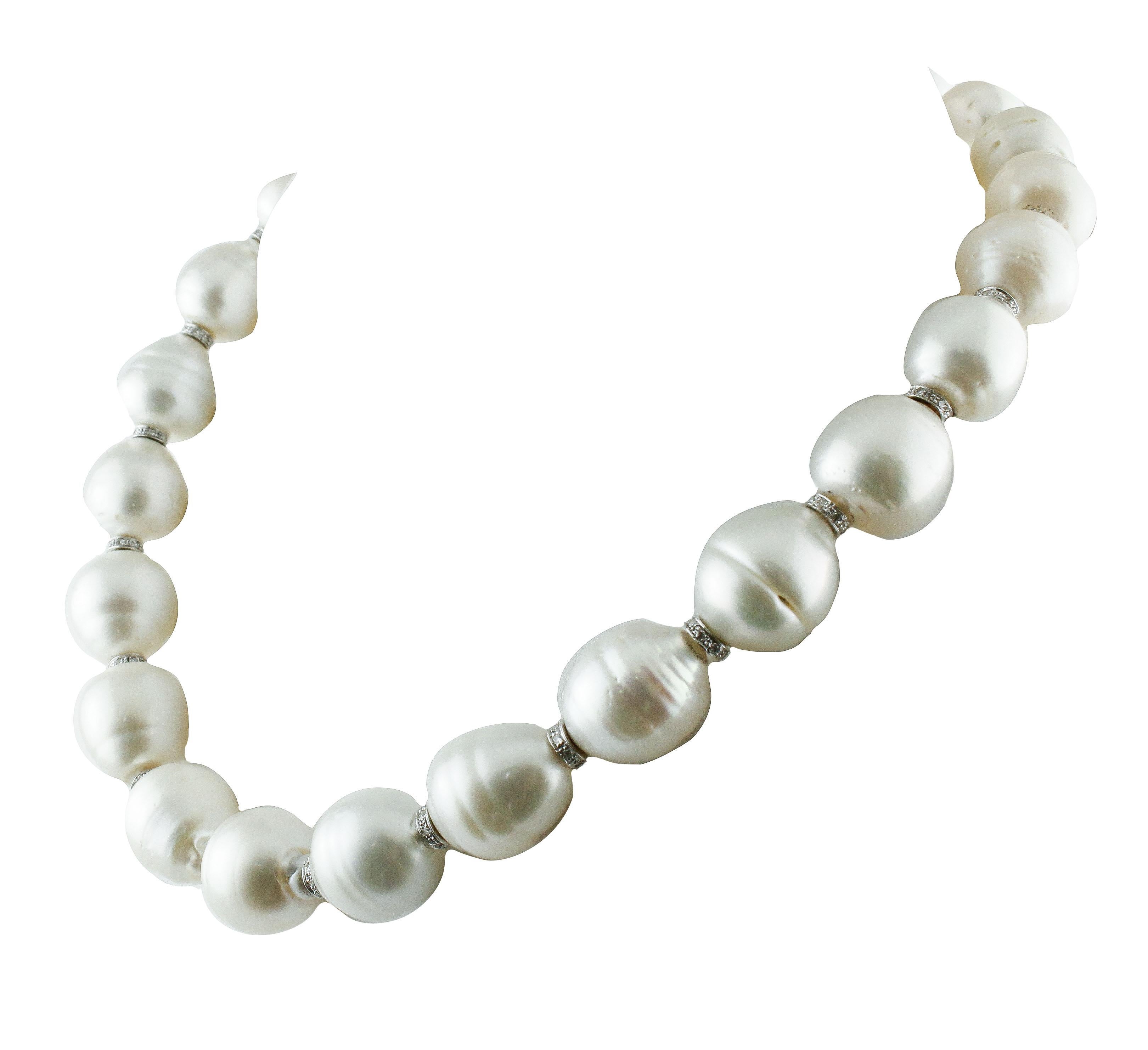 Collana di perline unica nel suo genere, composta da un'incredibile fila di perle barocche bianche (14/15 mm). Tra le perle ci sono rondelle in oro bianco 18 carati tempestate di diamanti bianchi. Ha una semplice ma elegante chiusura in oro bianco
