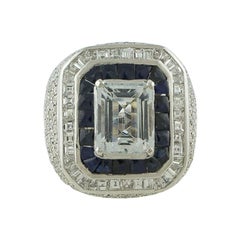 Anillo de oro blanco con diamantes blancos, zafiros azules y aguamarina