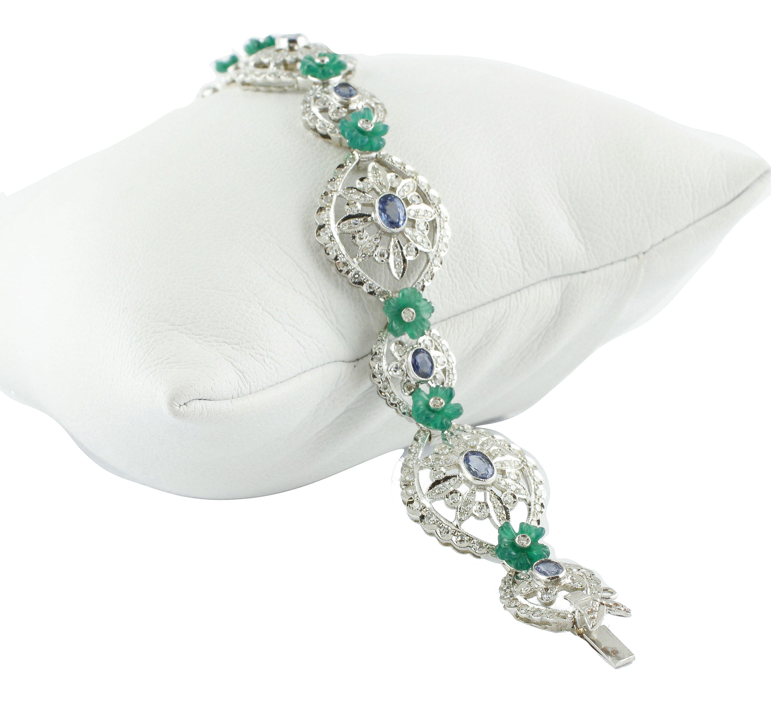 Rétro Bracelet à maillons en or blanc, diamants blancs, saphirs bleus et fleurs d'agate verte en vente