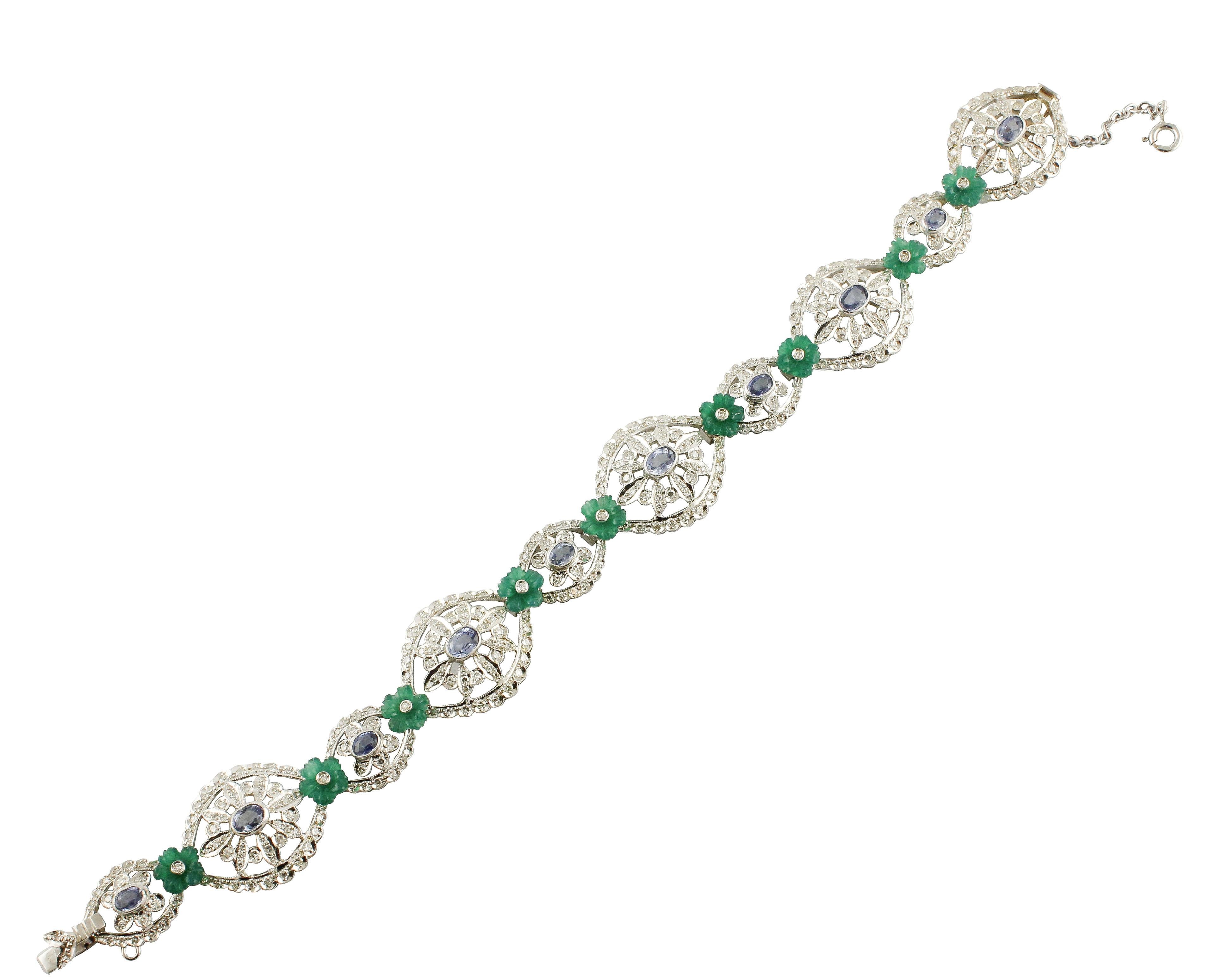 Taille brillant Bracelet à maillons en or blanc, diamants blancs, saphirs bleus et fleurs d'agate verte en vente