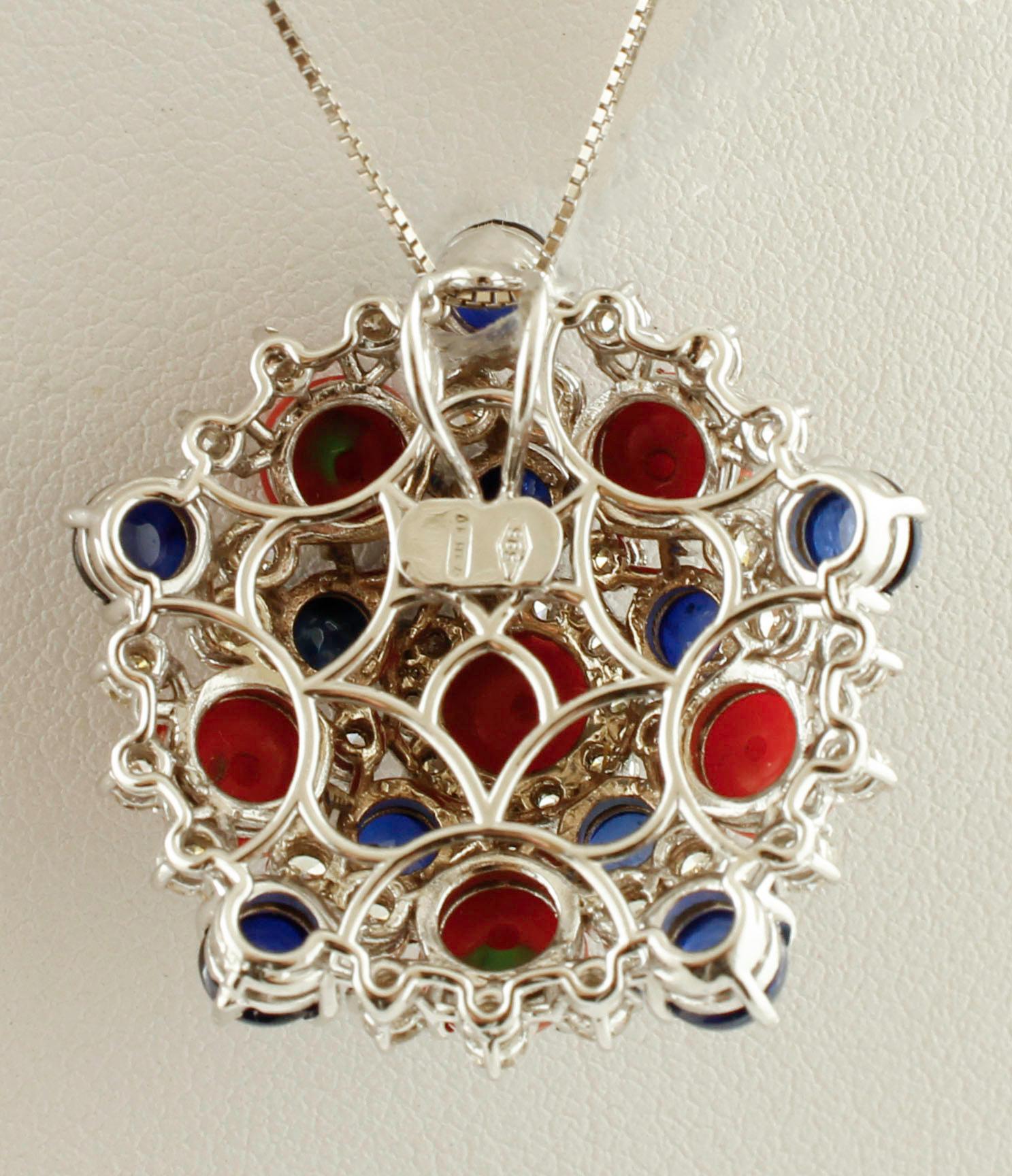 Rétro Collier pendentif en or blanc, saphirs bleus, corail rouge et diamants