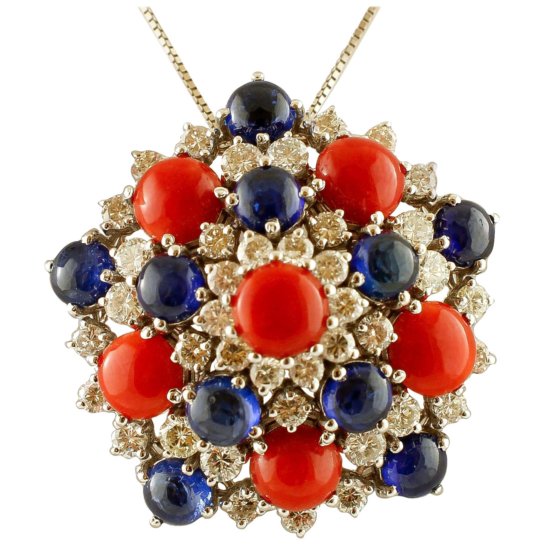Collier pendentif en or blanc, saphirs bleus, corail rouge et diamants