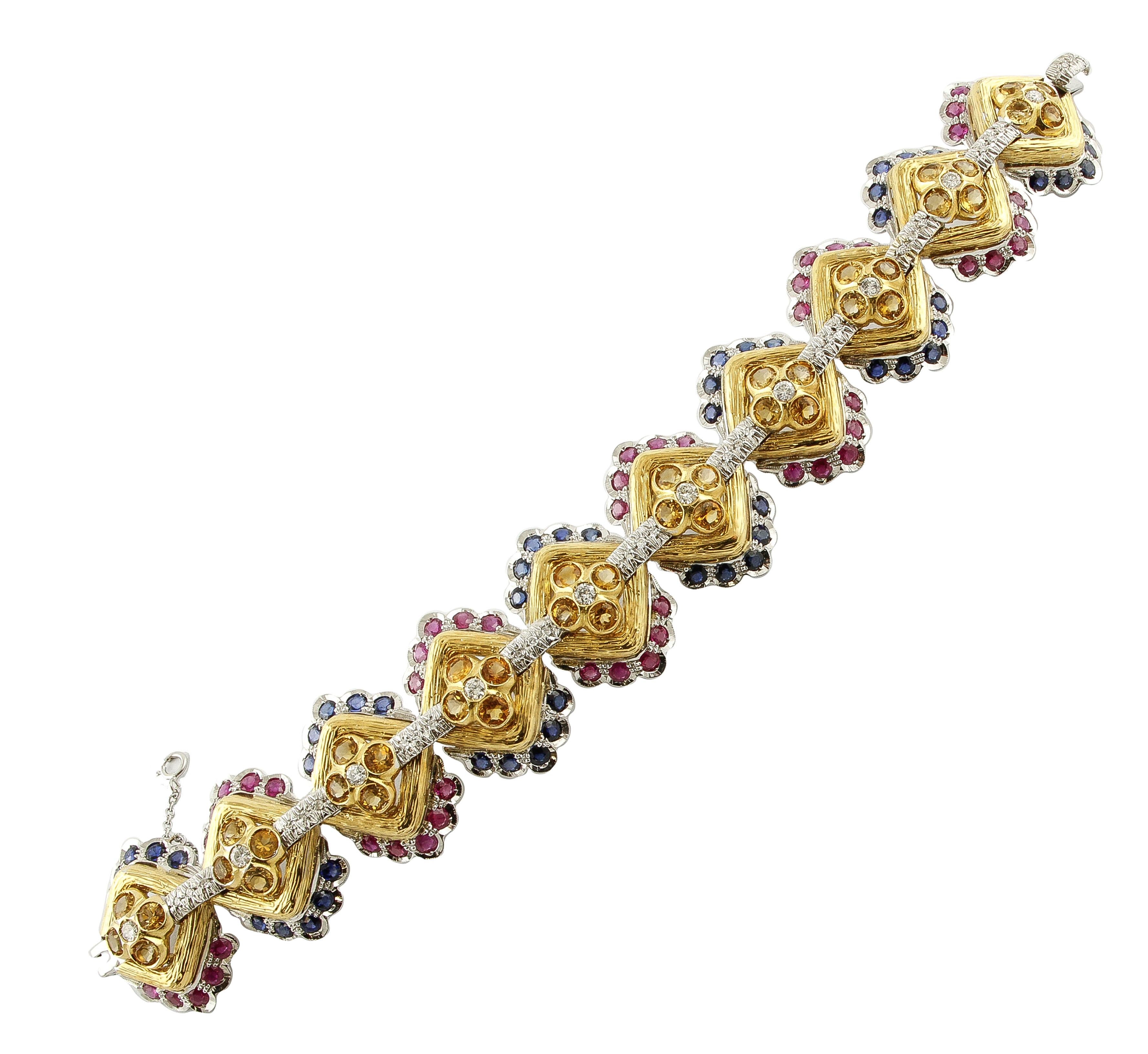 Rétro Bracelet à maillons en or blanc et jaune, diamants blancs, saphirs bleus et rubis en vente