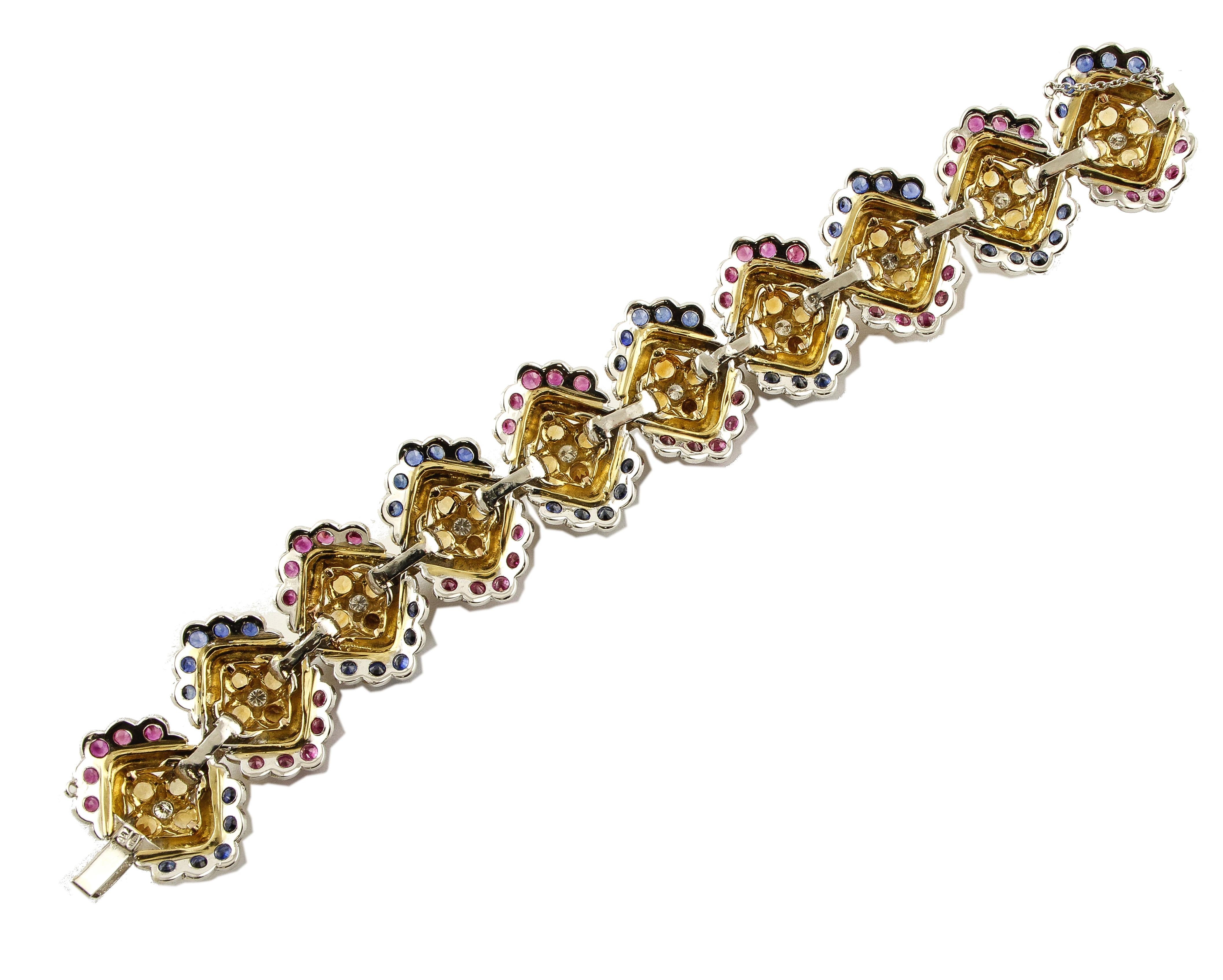 Taille brillant Bracelet à maillons en or blanc et jaune, diamants blancs, saphirs bleus et rubis en vente