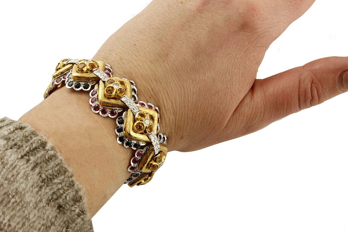 Bracelet à maillons en or blanc et jaune, diamants blancs, saphirs bleus et rubis Excellent état - En vente à Marcianise, Marcianise (CE)