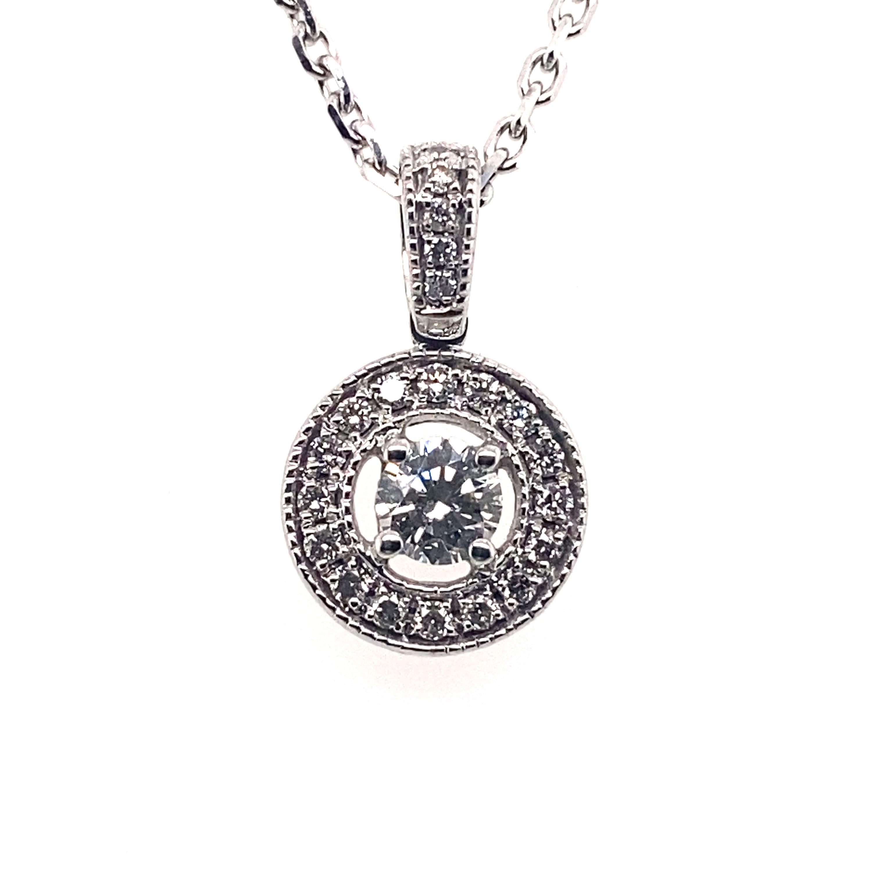 Immerse yourself in the timeless elegance of this sumptuous pendant necklace that captures the essence of luxury and sophistication. This exquisite piece of jewelry is beautifully crafted with meticulous attention to detail, providing you with a