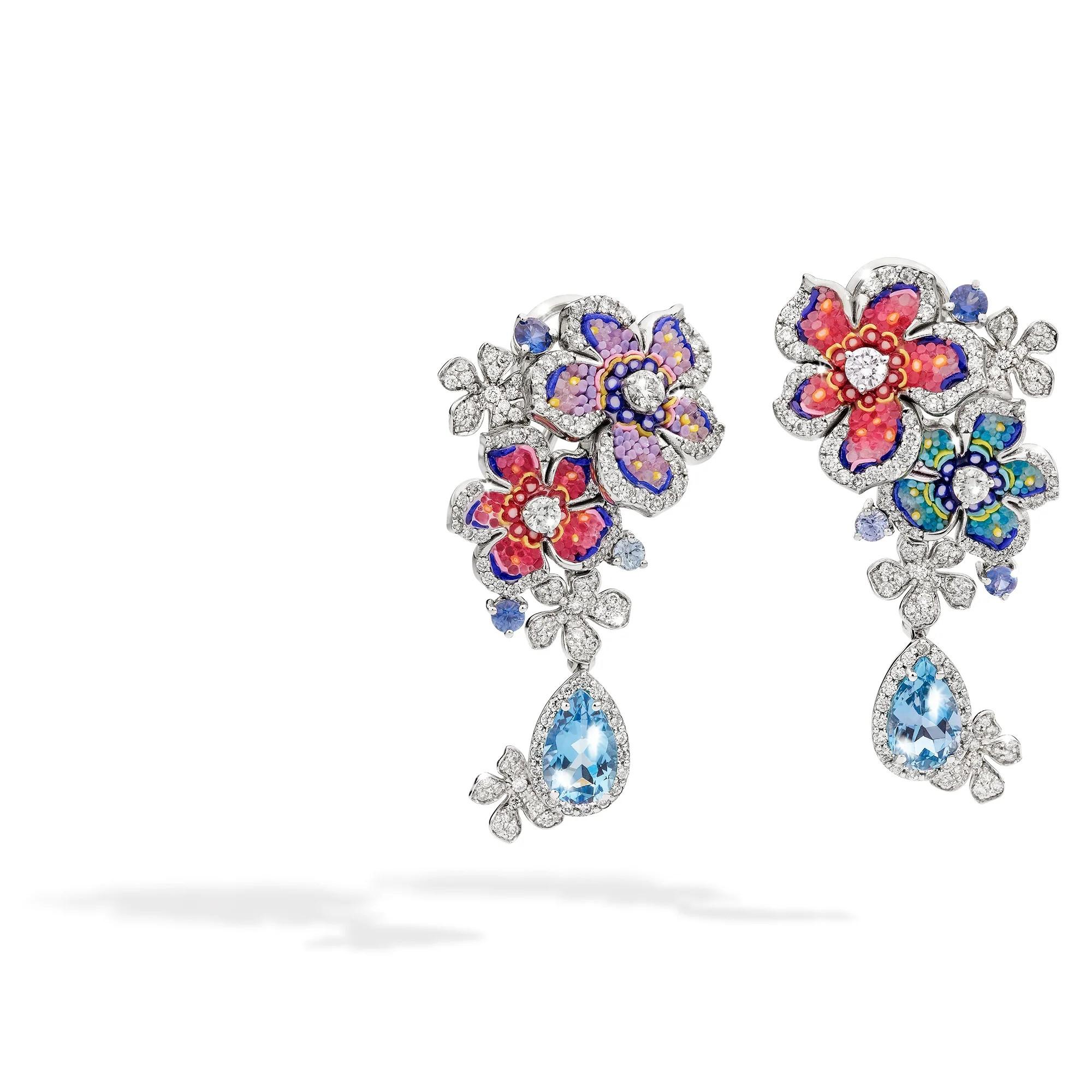 Ammira gli orecchini Giardino Estate, una splendida incarnazione di una calda giornata estiva. 
I vibranti micromosaici rosa, blu e viola rappresentano magnificamente un tramonto lussureggiante. 
Diamanti bianchi e zaffiri blu aggiungono un tocco di