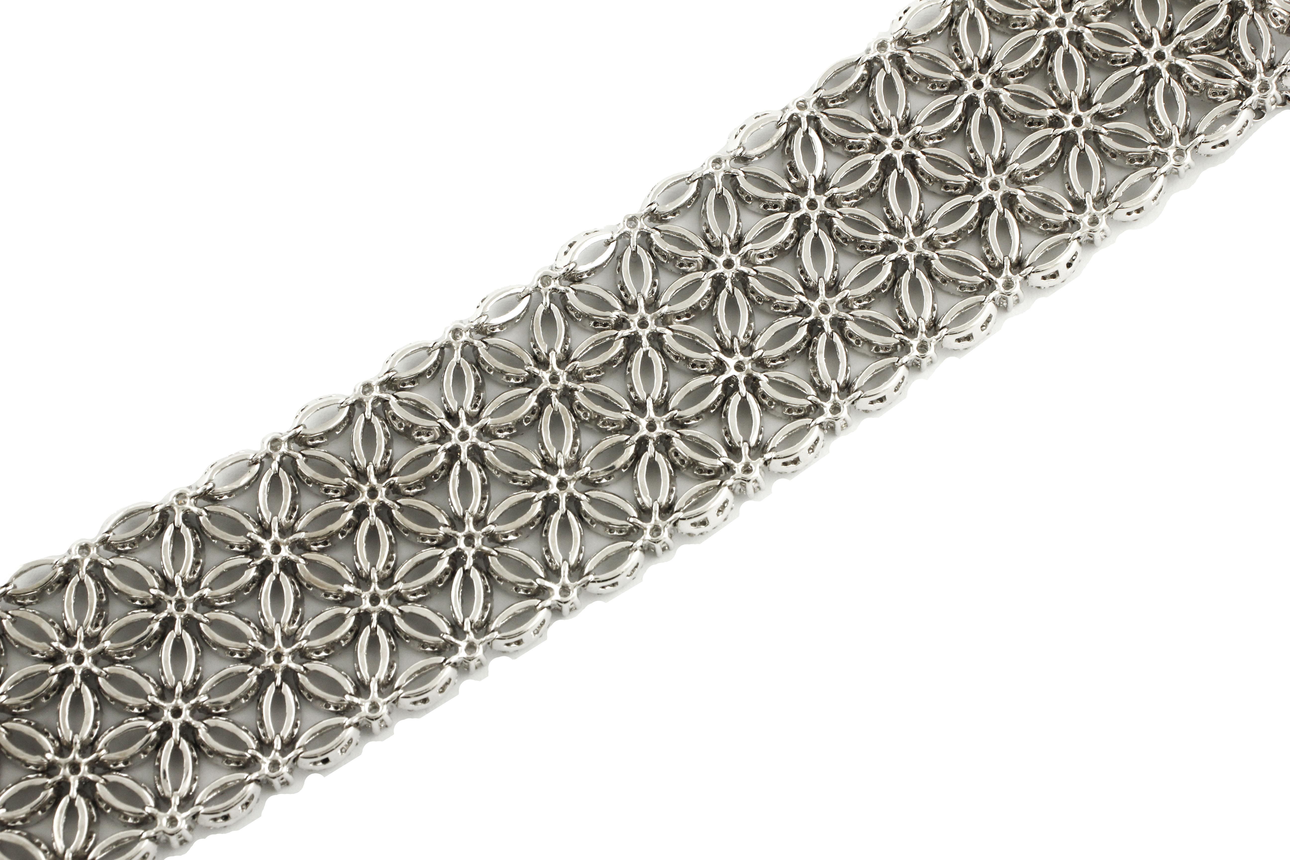 Contemporain Bracelet tapis en or blanc et diamants blancs sur le thème de la fleur en vente