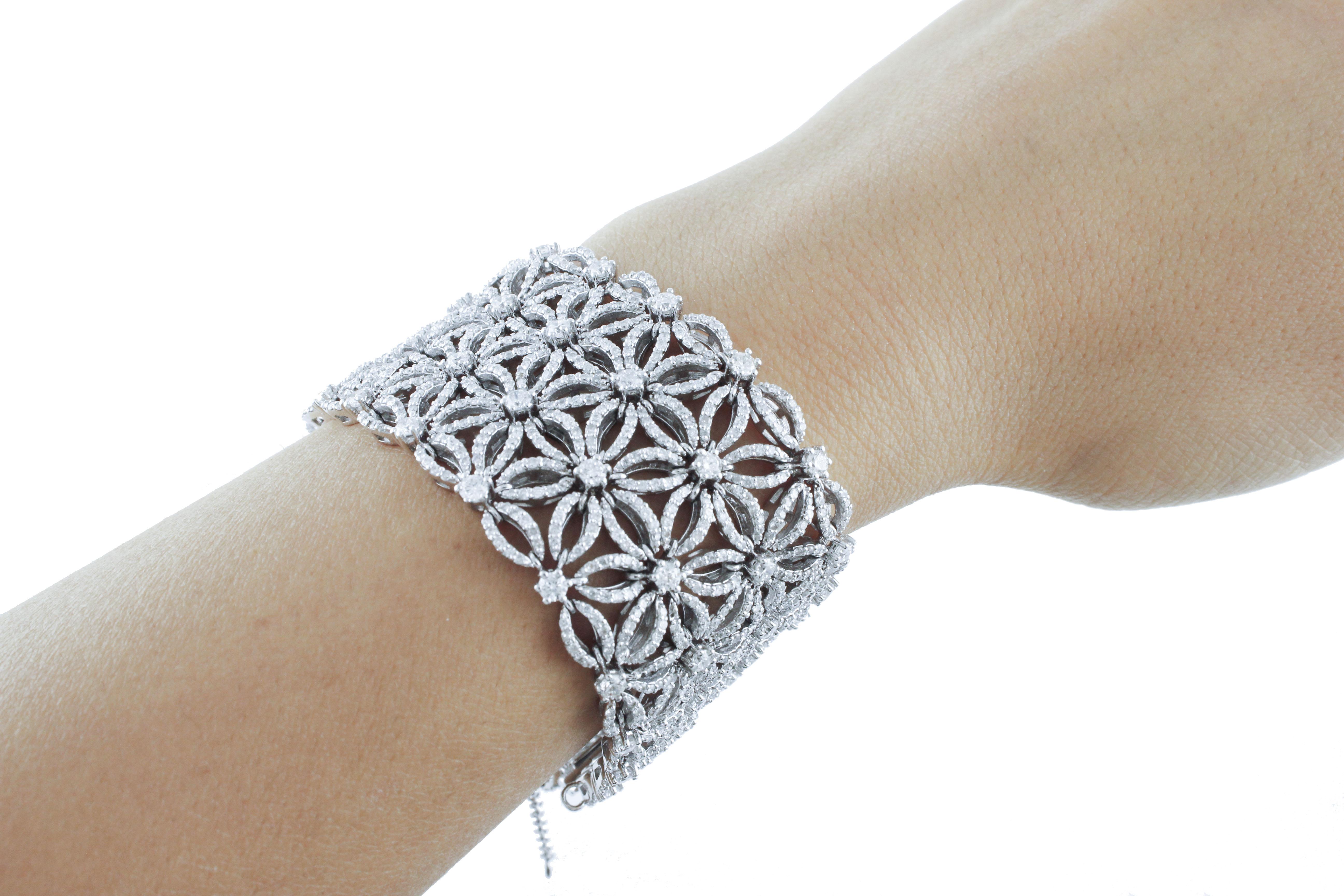 White Diamonds Flower Theme White Gold Carpet Bracelet In Excellent Condition For Sale In Marcianise, Marcianise (CE)