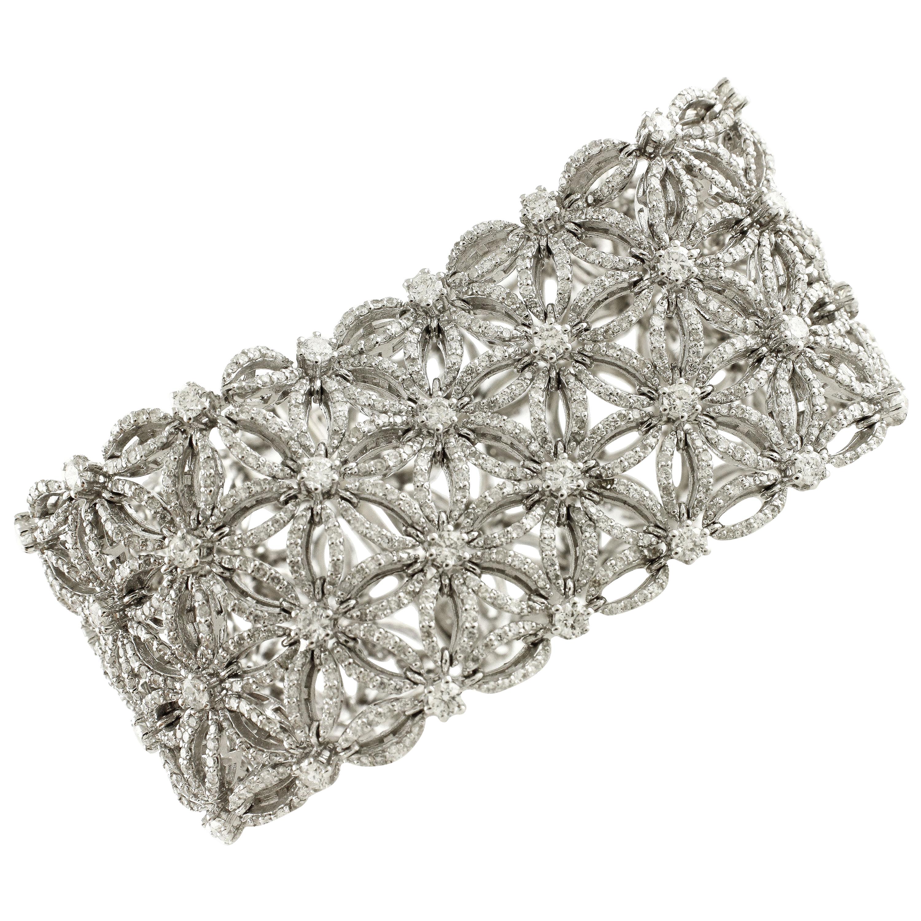 Bracelet tapis en or blanc et diamants blancs sur le thème de la fleur en vente