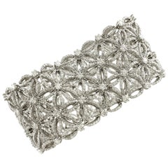 Bracelet tapis en or blanc et diamants blancs sur le thème de la fleur