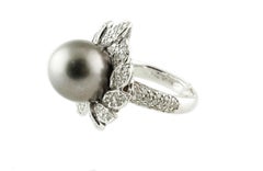 White Diamonds Gray Pearl 18 kt White Gold Cluster Ring