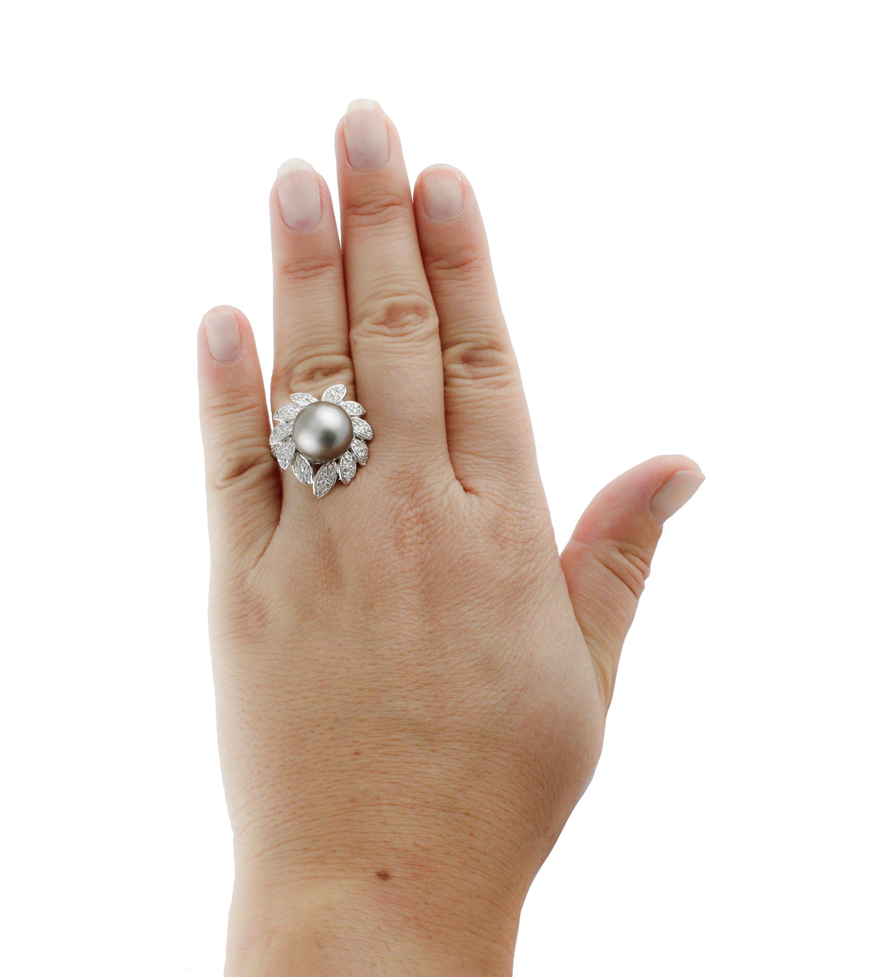 Brilliant Cut White Diamonds Gray Pearl 18 kt White Gold Cluster Ring For Sale