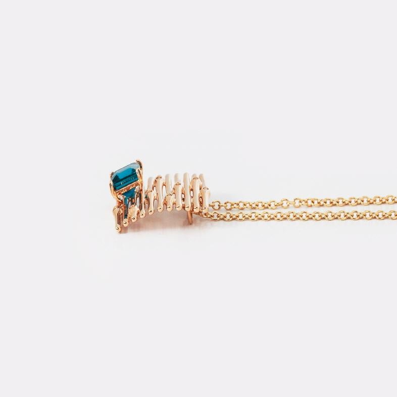 Taille grossière Pendentif de SOONHEE en diamants blancs et topaze bleue de Londres ( collier de SOONHEE) en vente