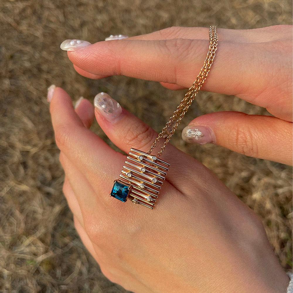 White Diamonds & Londen Blue Topaz Pedent (Necklace of SOONHEE) For Sale 1