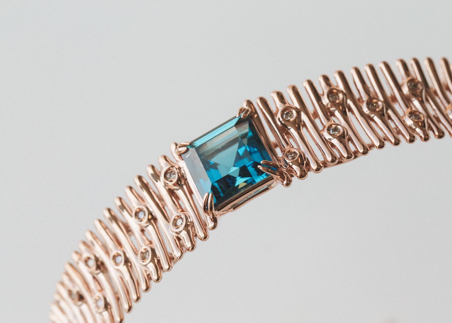 Bracelets jonc London bule topaze et diamants blancs, circonférence 20,5 cm Pour femmes en vente