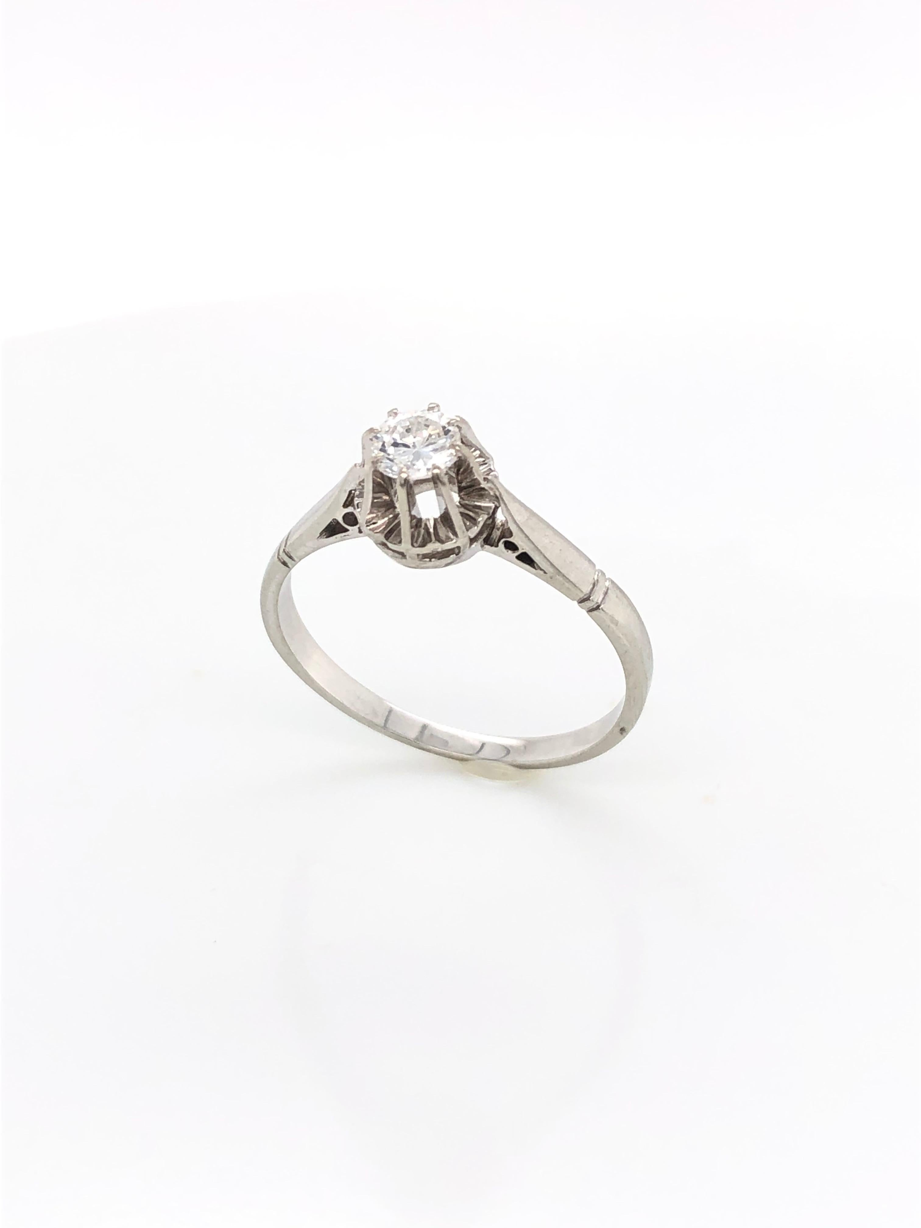 Discover this white gold solitaire, a timelessly elegant piece of jewelry designed to set off a magnificent white diamond. This solitaire has been meticulously mounted to capture and reflect light optimally, magnifying the diamond's natural