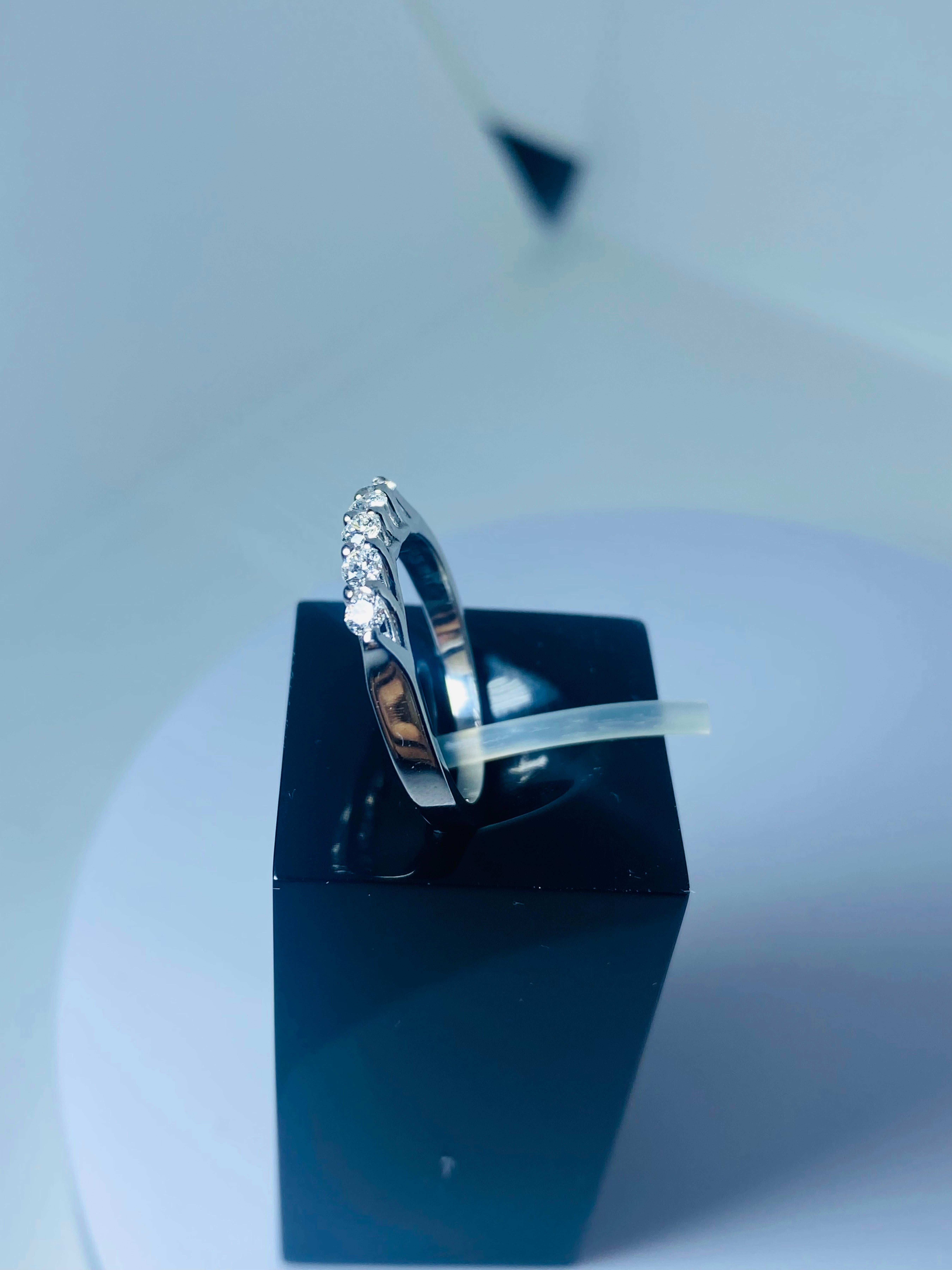 Women's or Men's White Diamonds Ring For Sale