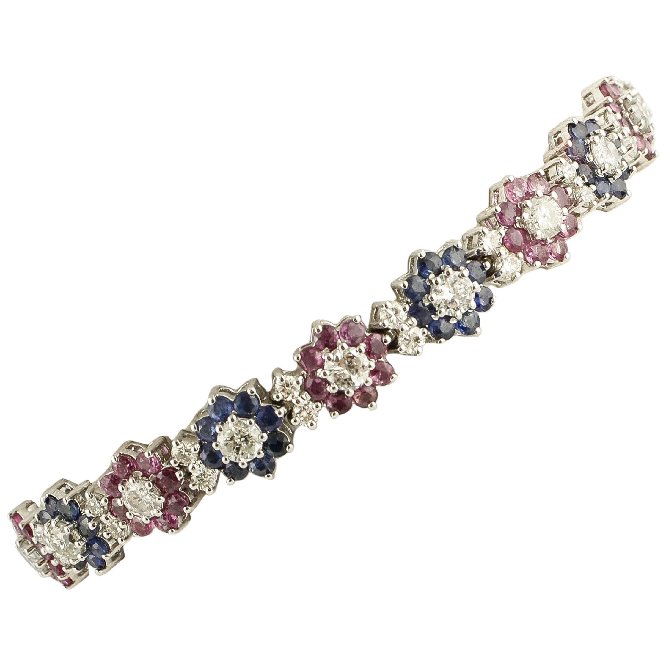 Bracelet à maillons fleurs en or blanc 18 carats, diamants blancs, rubis et saphirs bleus en vente