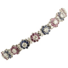 Bracelet à maillons fleurs en or blanc 18 carats, diamants blancs, rubis et saphirs bleus