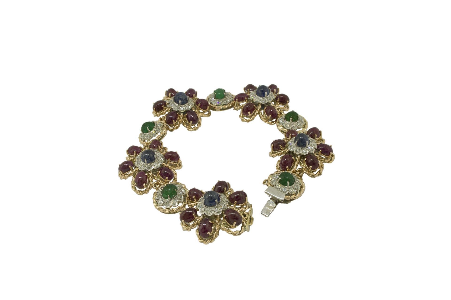 Gliederarmband aus Roségold mit weißen Diamanten, Rubinen, Smaragden, blauen Saphiren und Weißgold (Retro) im Angebot