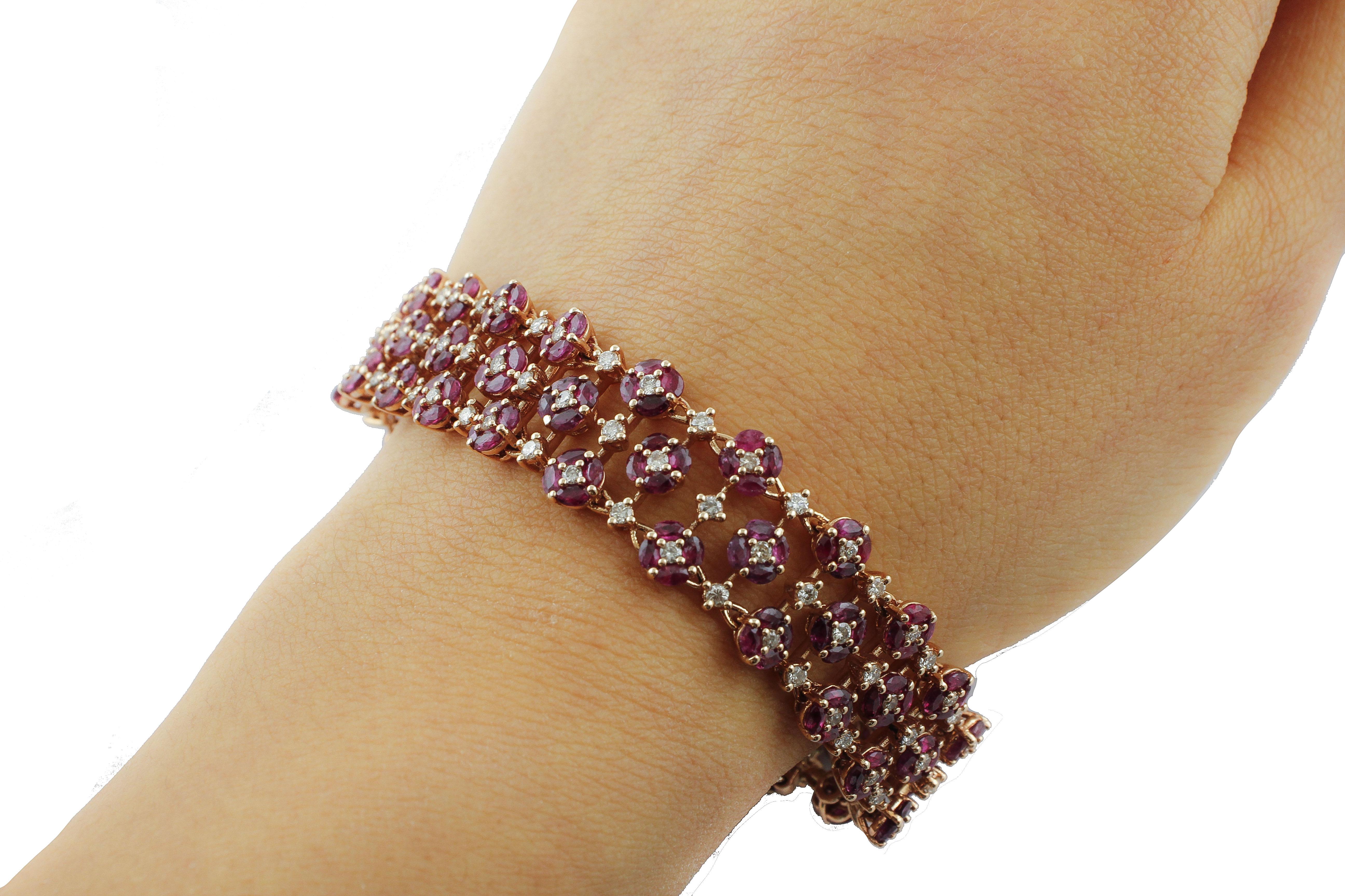 White Diamonds Rubies Rose Gold Little Flower Theme Link Bracelet In Excellent Condition In Marcianise, Marcianise (CE)