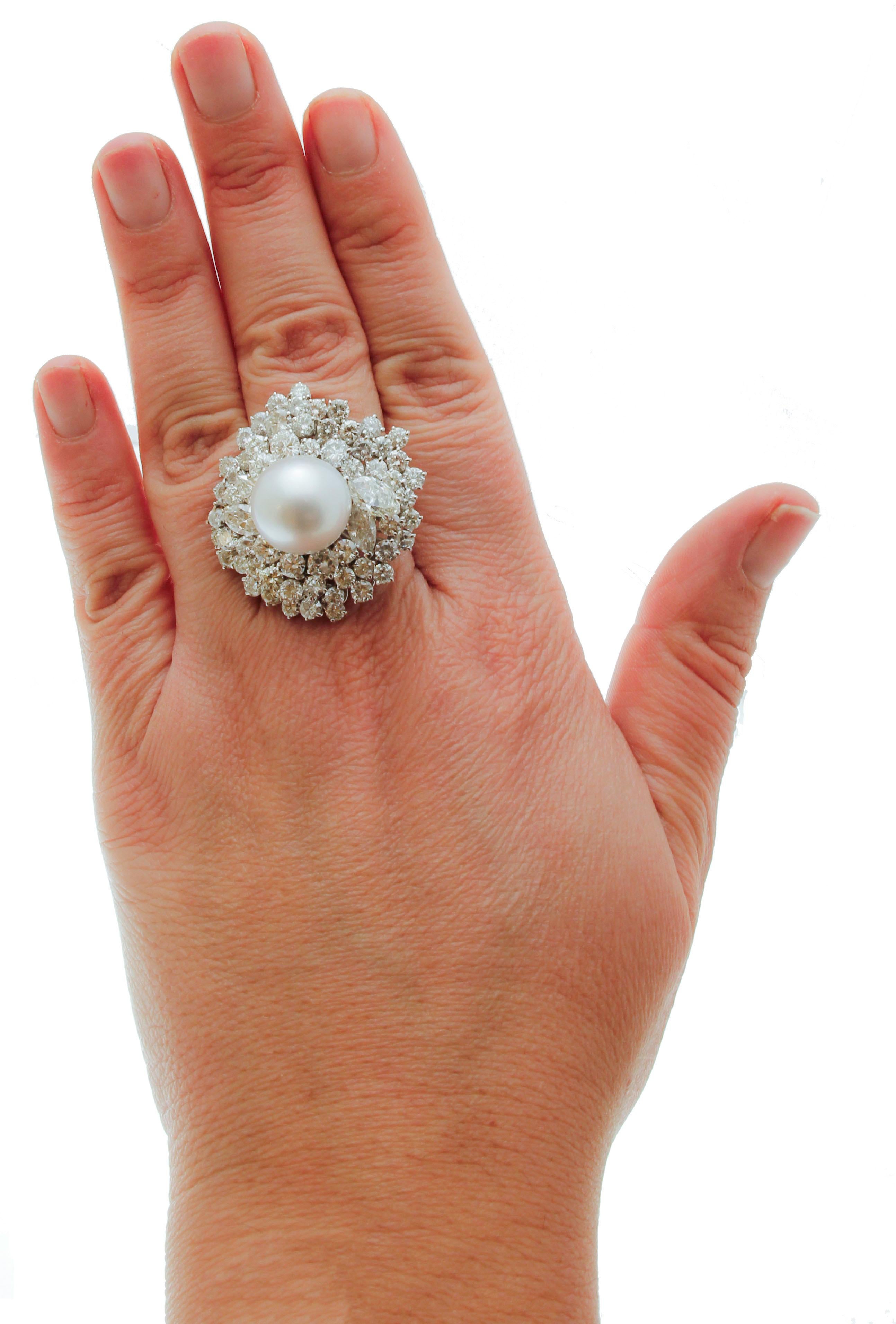 Brilliant Cut 8, 90 carat white Diamonds South Sea White Pearl, White Gold Cluster/Fashion Ring