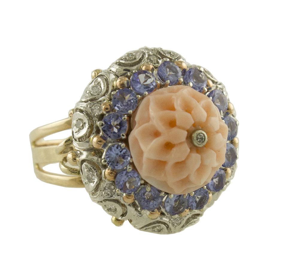 Anillo de moda refinado de oro rosa y blanco de 14 quilates compuesto por una flor de coral rosa grabado con un diamante en el centro rodeada por una corona de tanzanita y detalles de oro rosa y blanco tachonados por diamantes blancos 
Diamantes