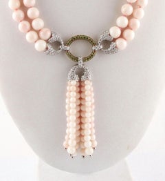 Diamanti, Tsavorites, sfere di corallo rosa, collana di perline in oro bianco e rosa