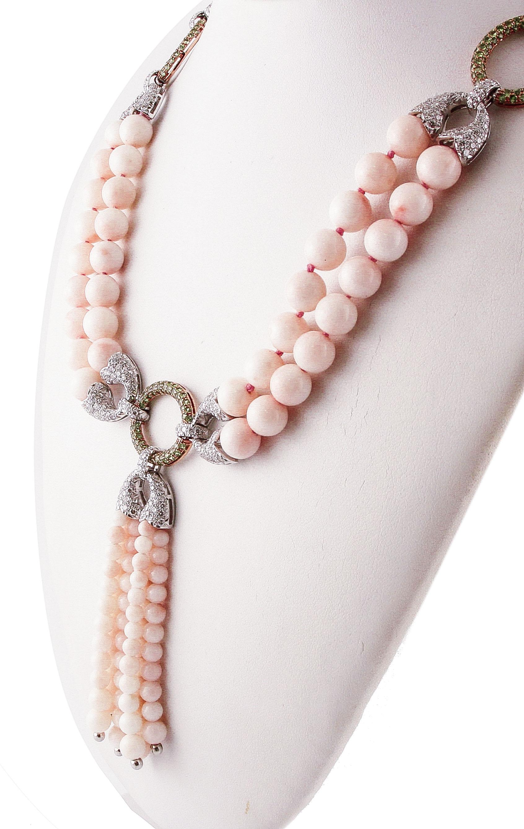 Rétro Collier perlé en or blanc et rose, diamants, tsavorites, sphères de corail rose en vente