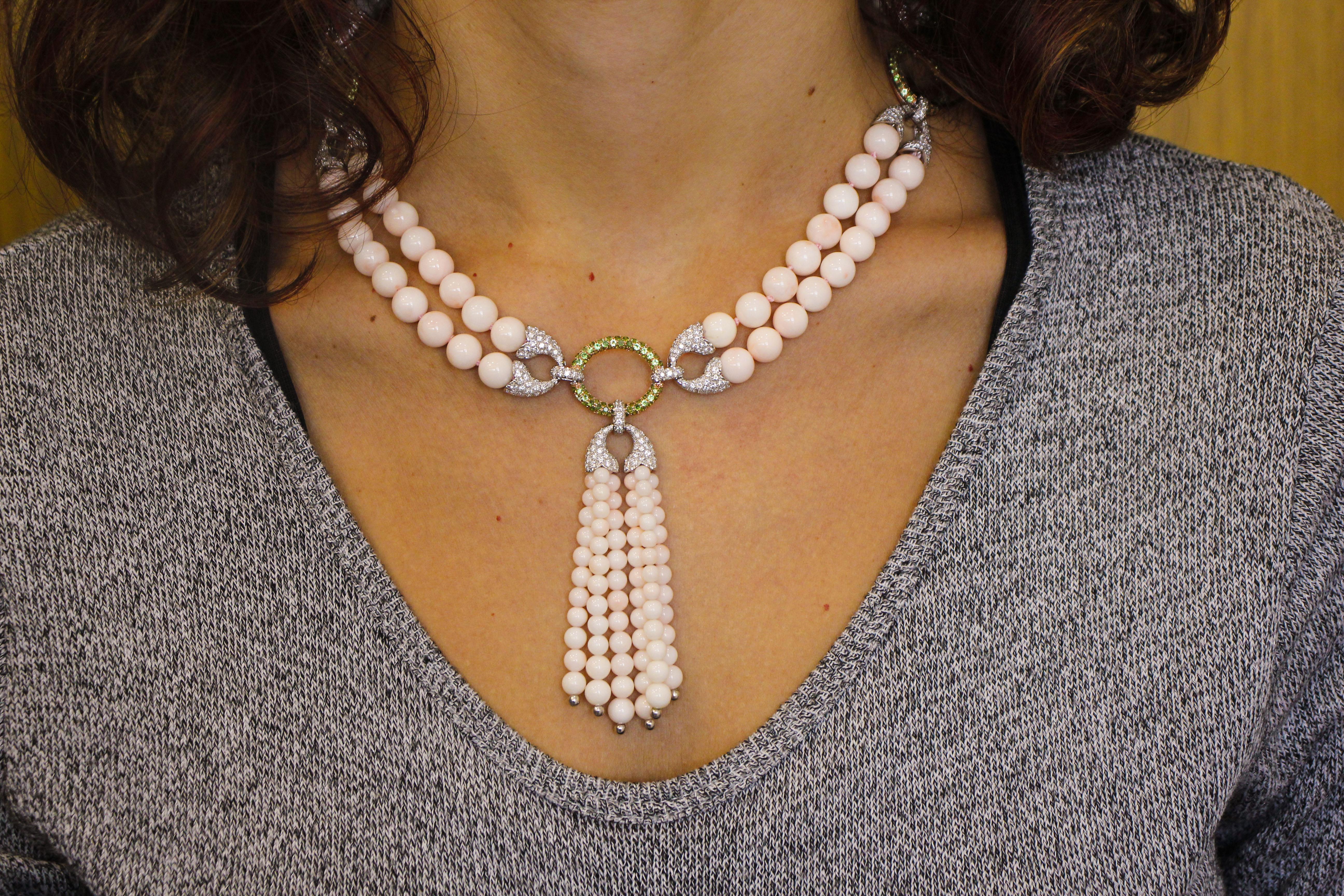 Collier perlé en or blanc et rose, diamants, tsavorites, sphères de corail rose en vente 1