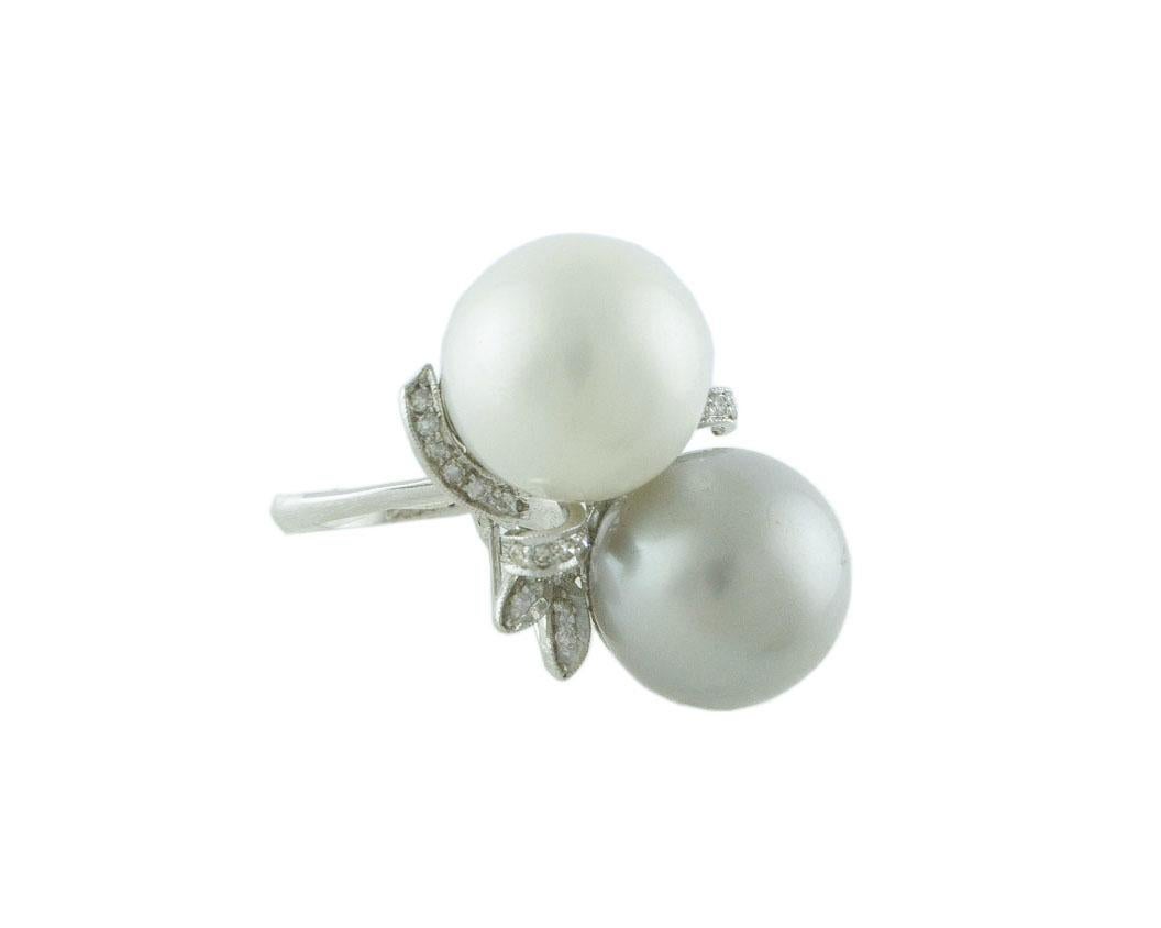 SHIPPING POLICY:
No additional costs will be added to this order.
Shipping costs will be totally covered by the seller (customs duties included).

Gorgeous contrariè ring in 14K white gold structure mounted with one glossy white pearl and one grey