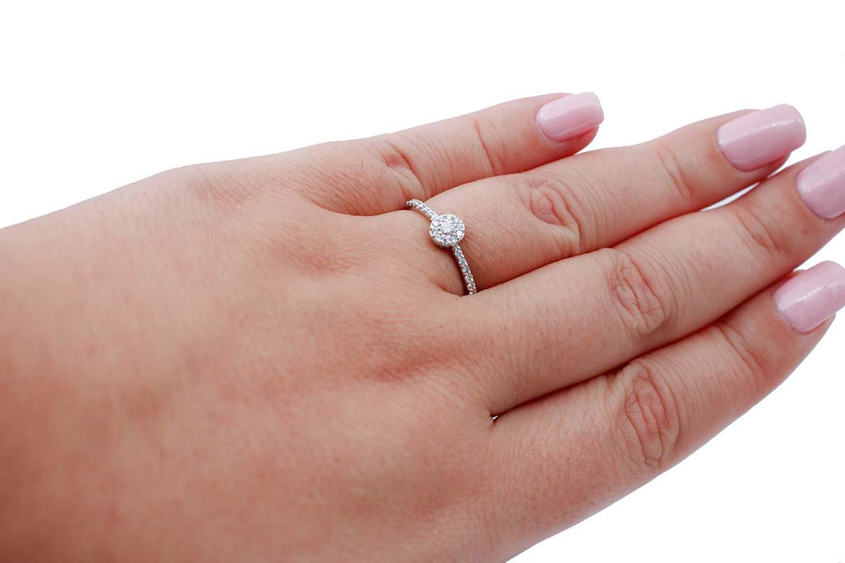 White Diamonds, 18 Karat White Gold Engagement Ring In New Condition For Sale In Marcianise, Marcianise (CE)