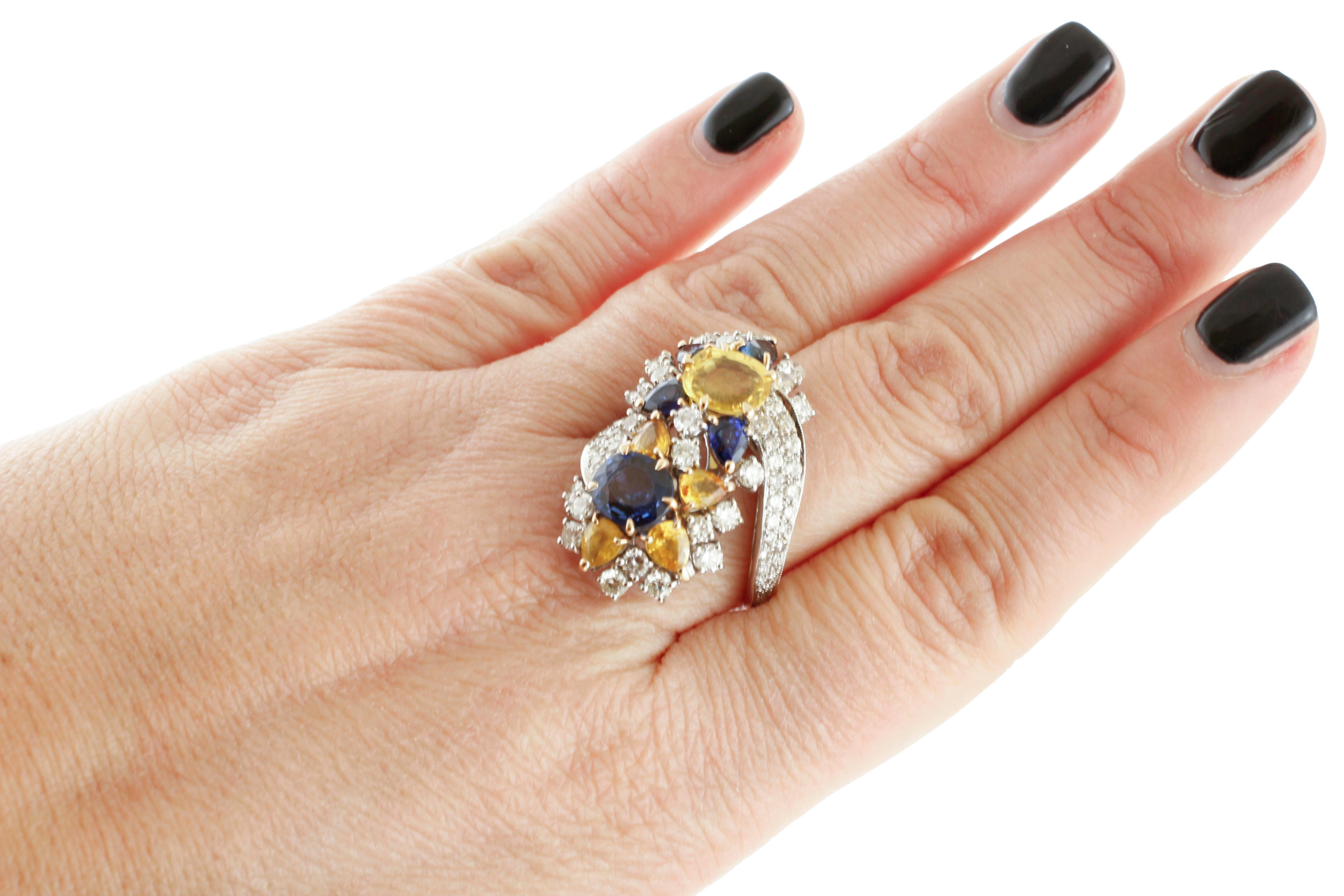Diamonds, Yellow and Blue Sapphires, 14 Karat White Gold Flower  Ring In Good Condition For Sale In Marcianise, Marcianise (CE)