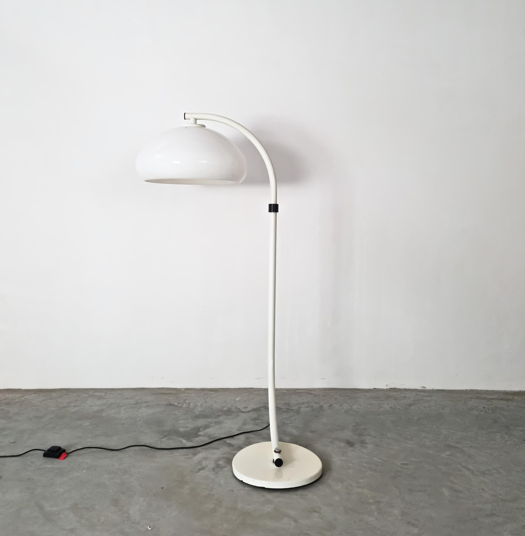 Embrace the space-age aesthetic with this stunning white ‘snake’ floor lamp from Dijkstra, a beautiful vintage piece from the 1970s. This lamp is the Dutch answer to the iconic Italian ‘Serpente’ lamp by Martinelli Luce. It features a flexible