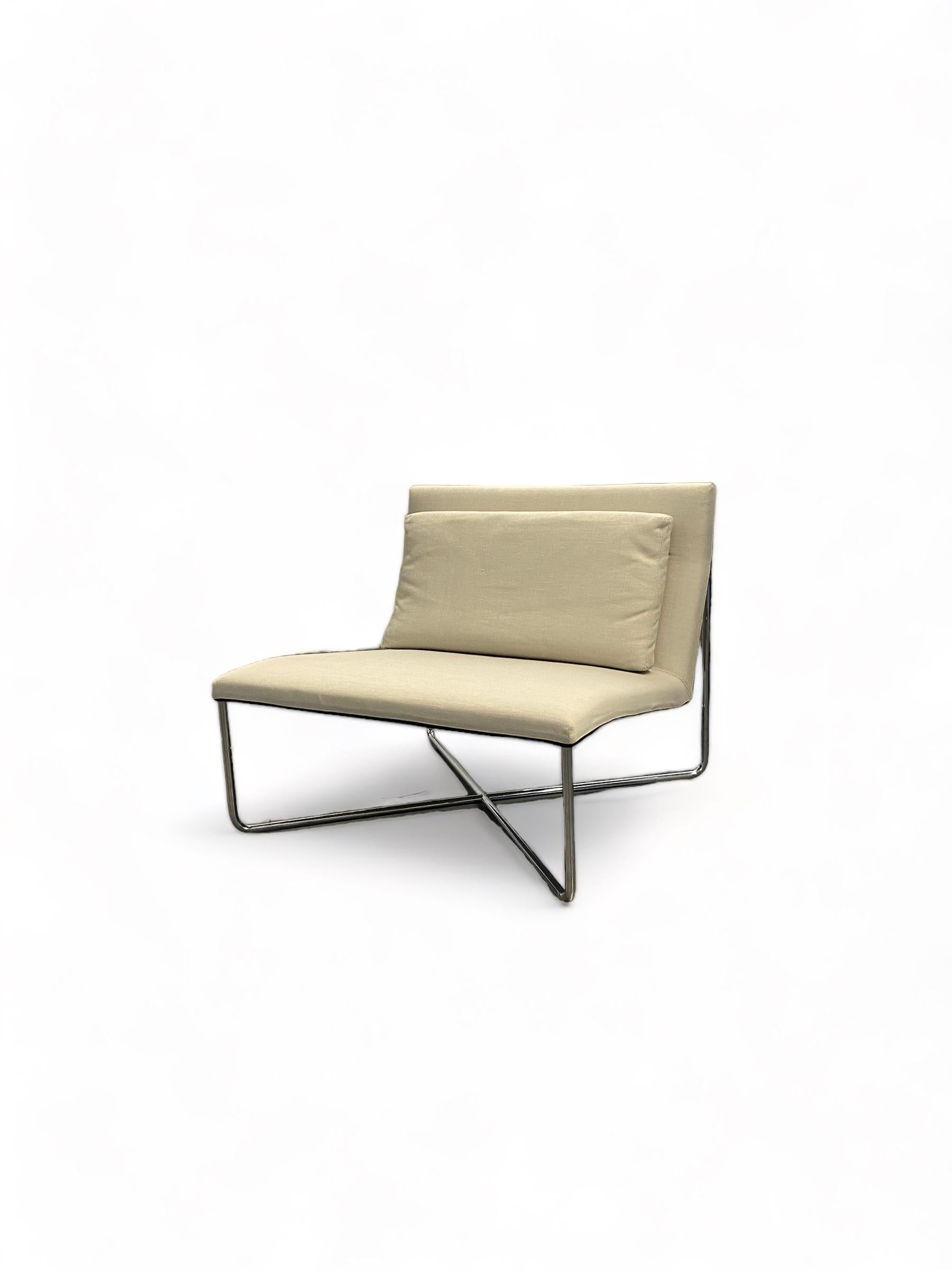 White Diller chair designed by Rodolfo Dordoni for Minotti, Italy. In Good Condition In North Vancouver, BC