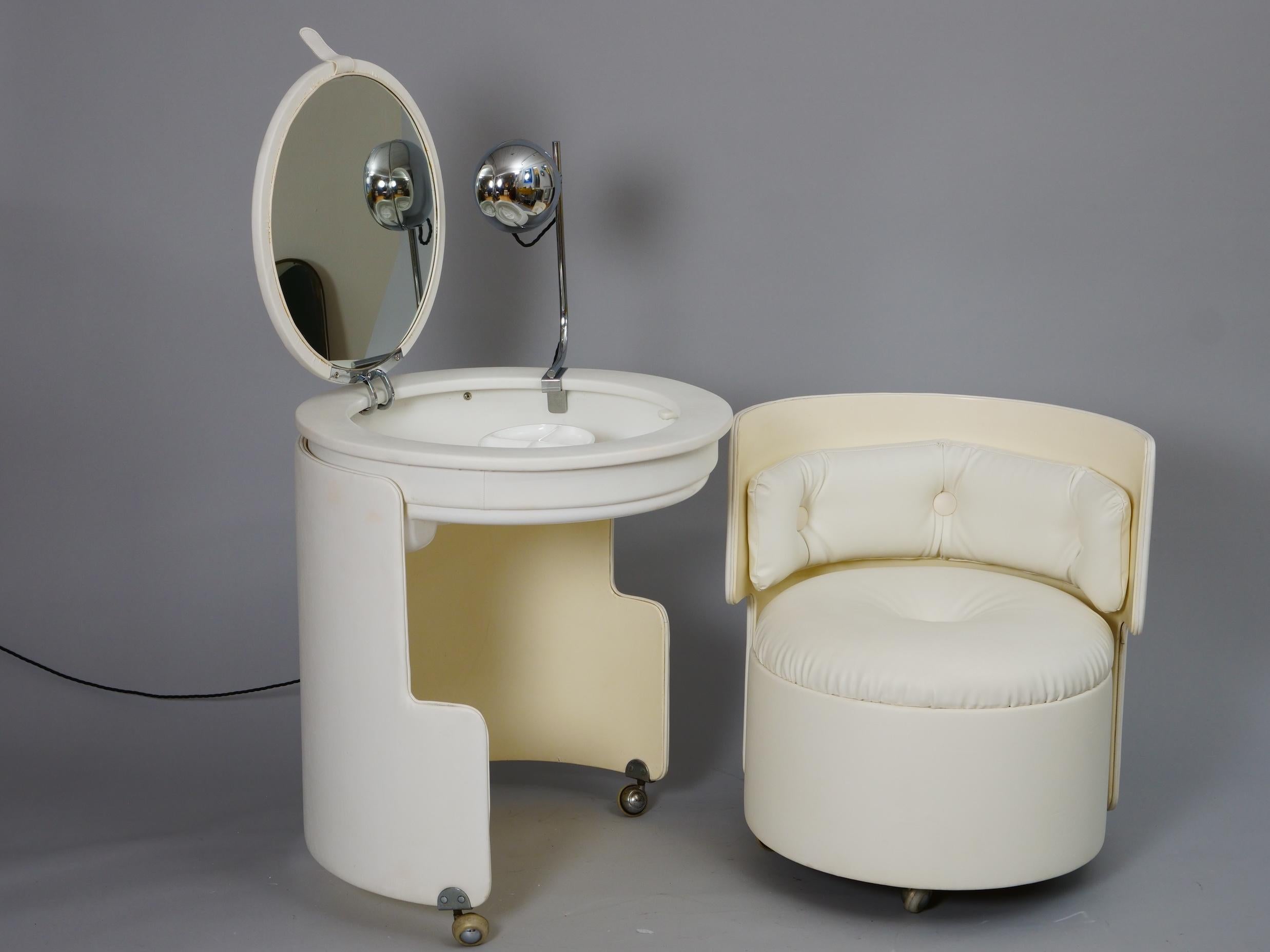 Italian White ‘Dilly Dally’ Vanity by Massoni with original mirror and light, Italy 1968