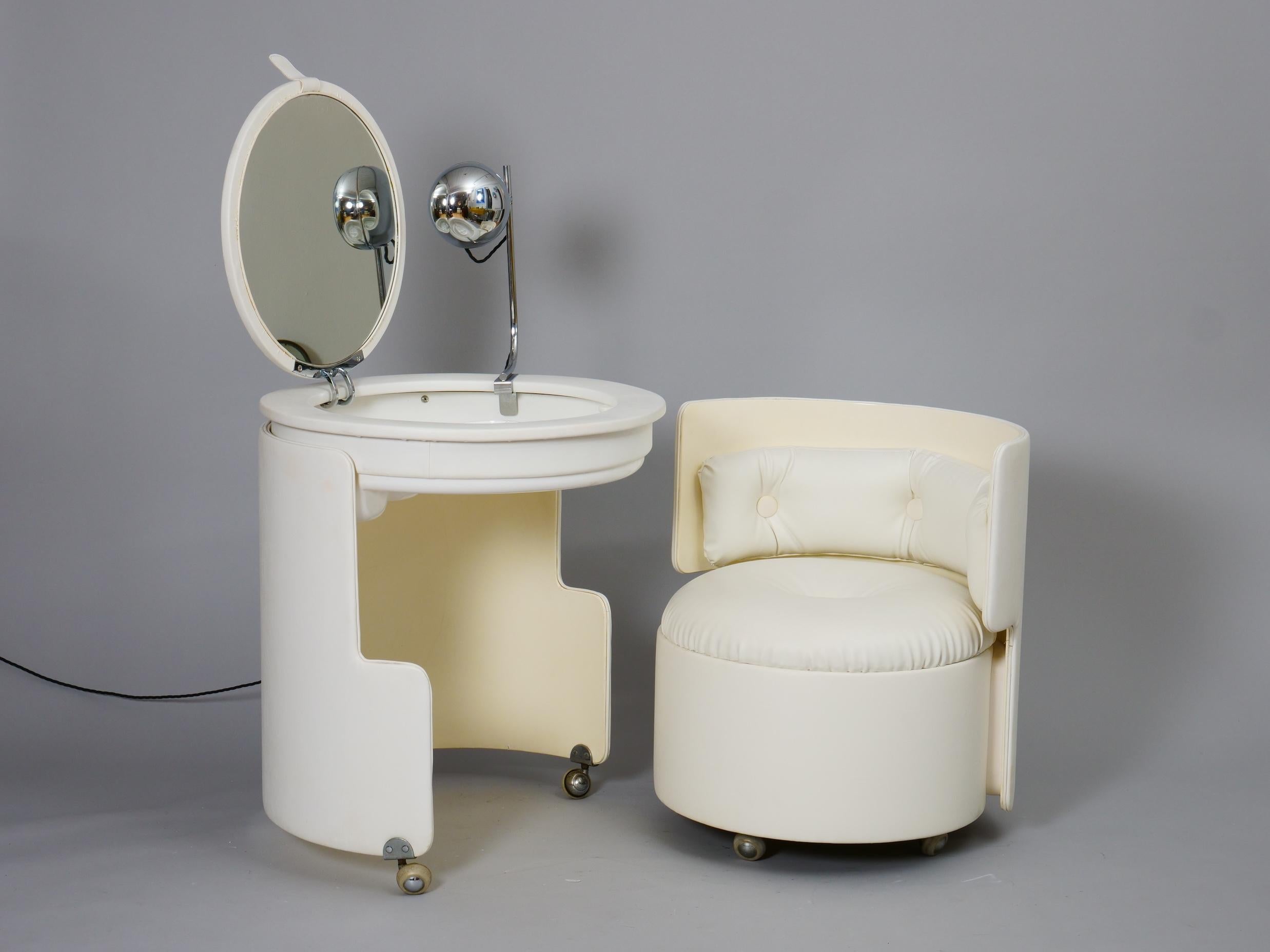 White ‘Dilly Dally’ Vanity by Massoni with original mirror and light, Italy 1968 In Good Condition In London, GB
