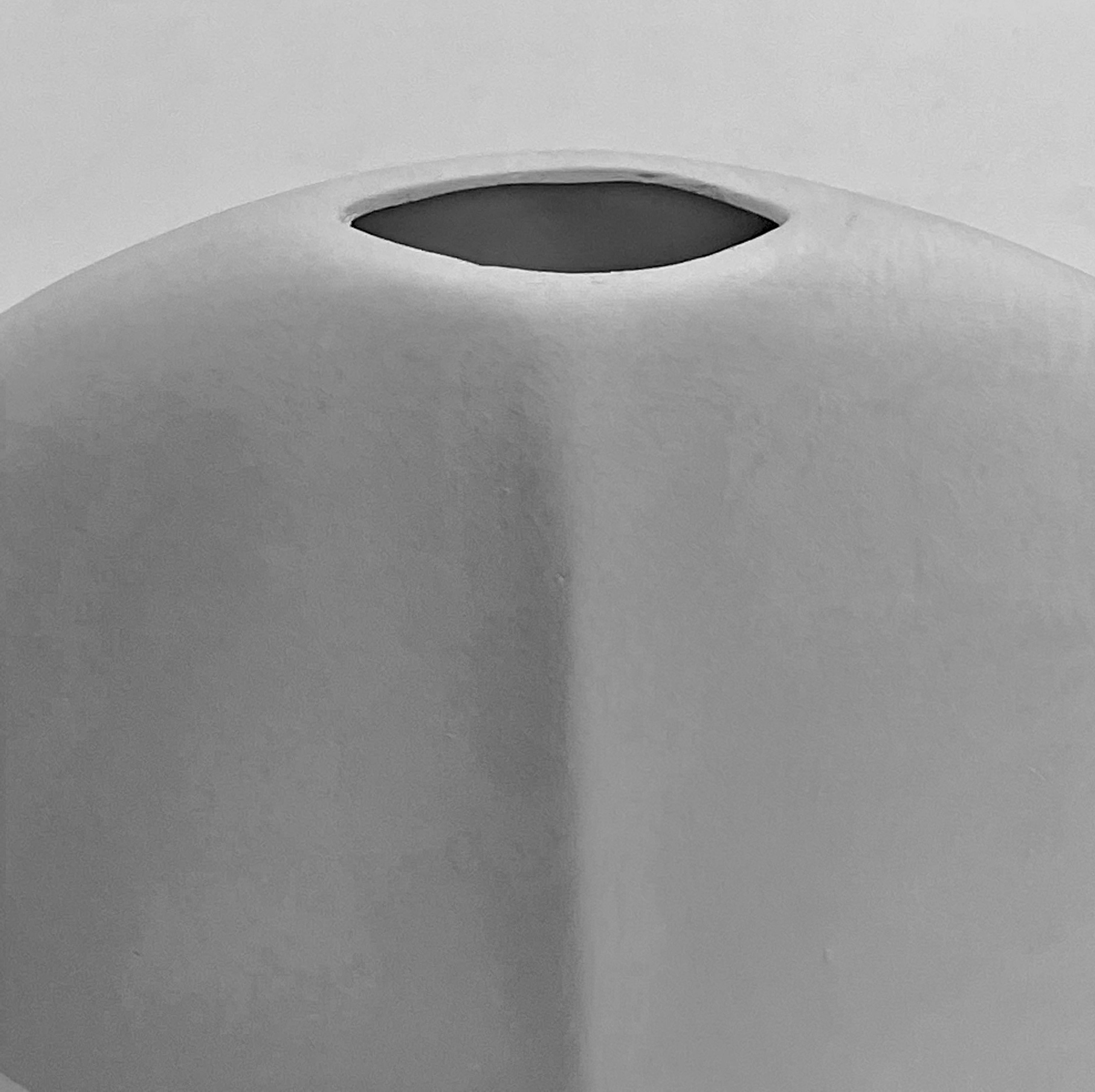 Weiße scheibenförmige Keramikvase, Dänemark, zeitgenössisch im Zustand „Neu“ im Angebot in New York, NY