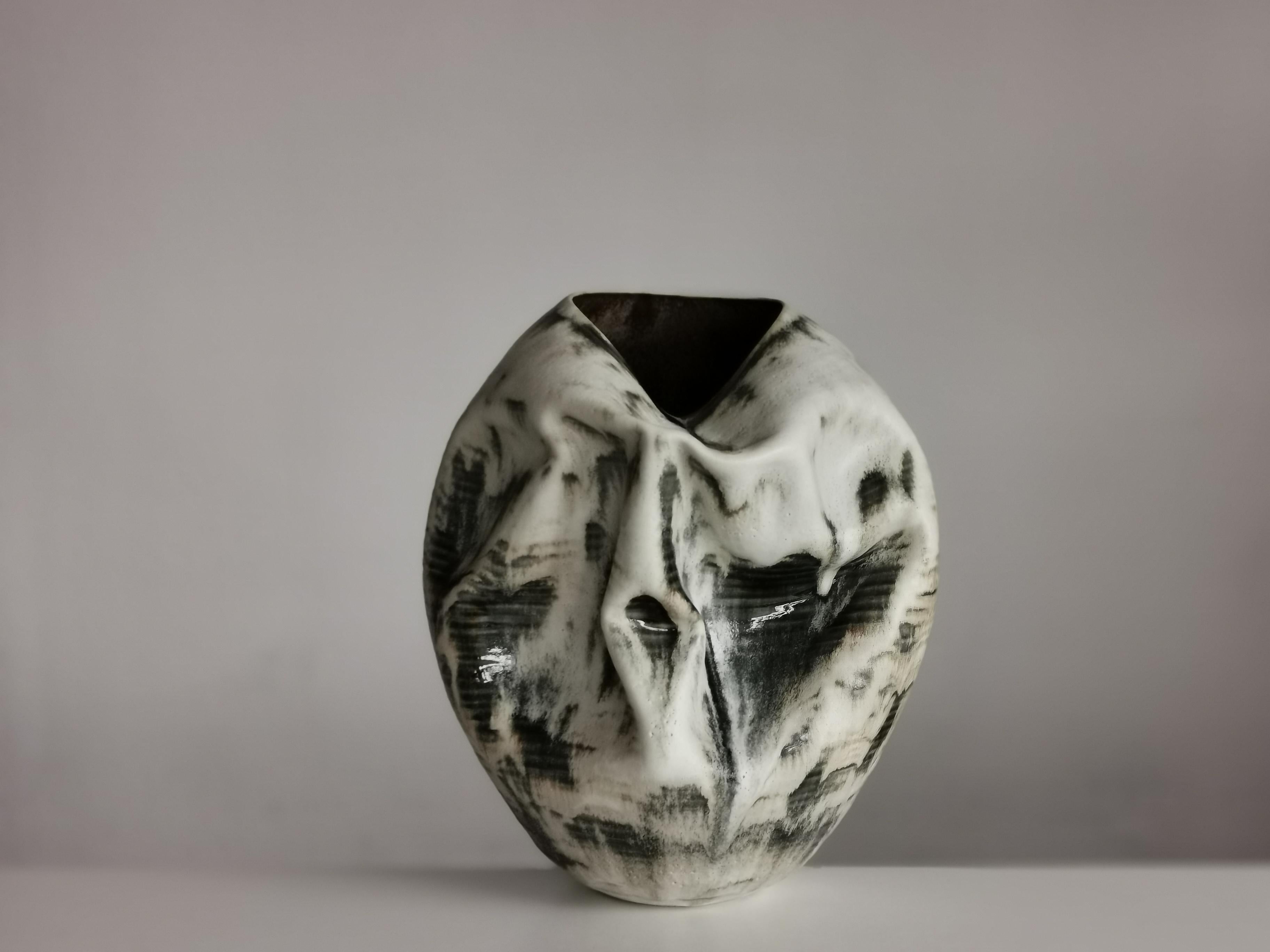 N. 74 white distorted form with green glaze highlights. Sumptuous ceramic vessel from ceramic artist Nicholas Arroyave-Portela.

Materials, White St. Thomas clay, Stoneware glazes, Multi fired to cone 9 (1260 degrees)

H 37 cm W 30 cm D 30