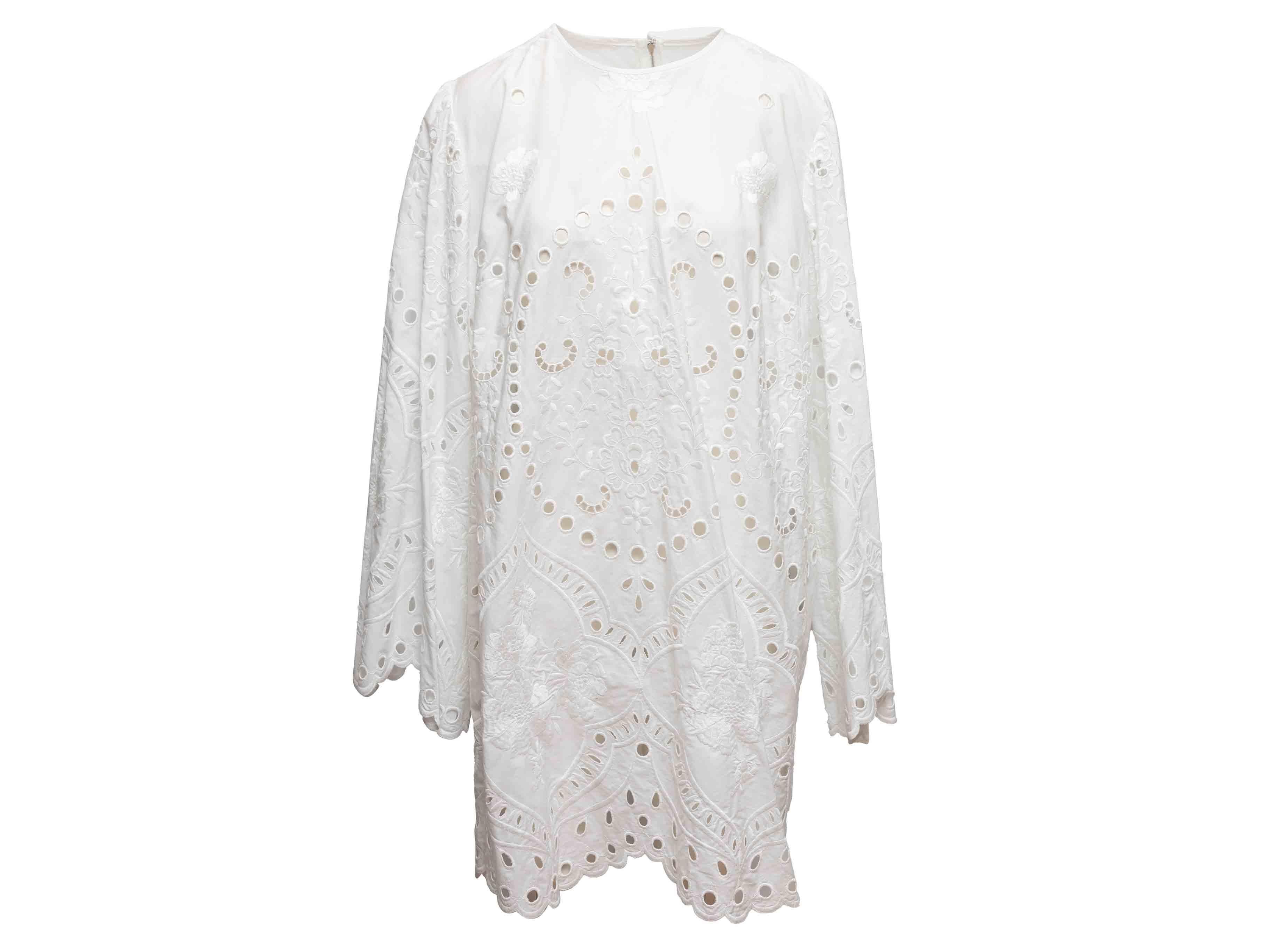 Weißes langärmeliges Minikleid mit Ösen von Dolce & Gabbana. Rundhalsausschnitt. Reißverschluss am Rücken. 44