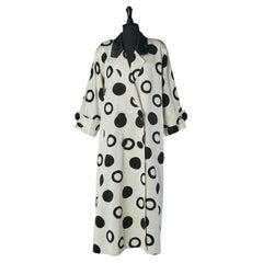 White double-breasted oversize coat with black dot print GEOFFREY BEENE