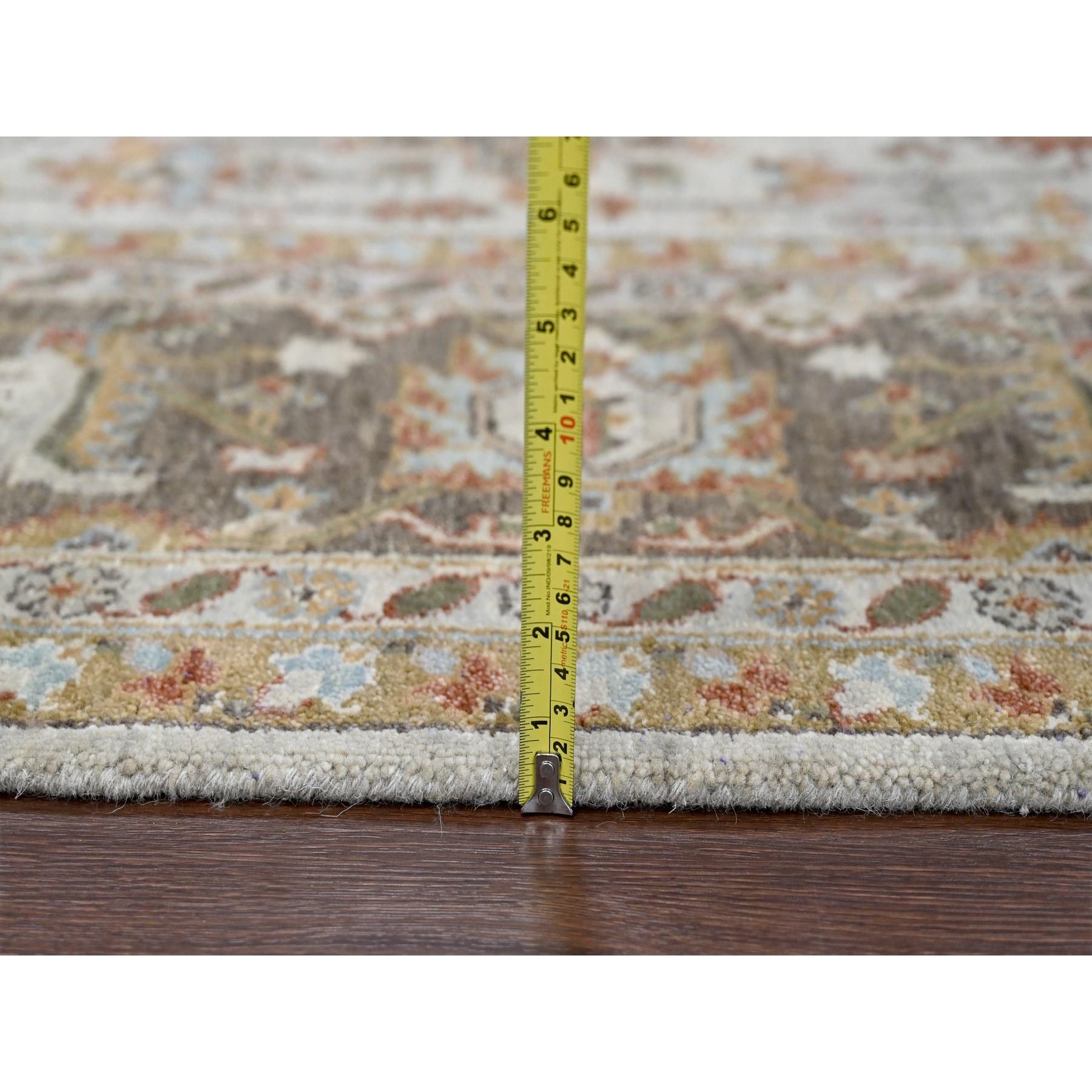 Handgeknüpfter orientalischer Teppich aus weicher Wolle mit weißer Taube im Karajeh-Design 8'3