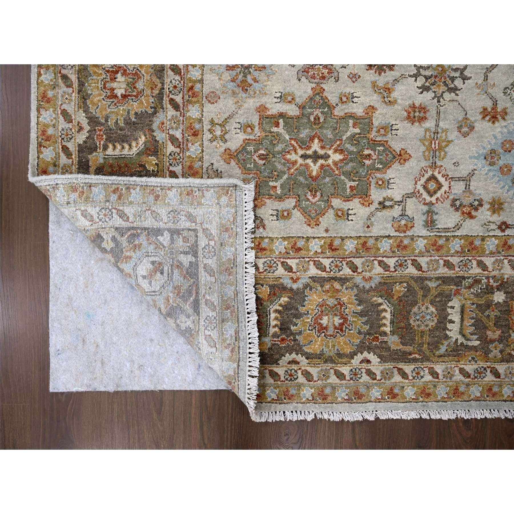 Handgeknüpfter orientalischer Teppich aus weicher Wolle mit weißer Taube im Karajeh-Design 8'3