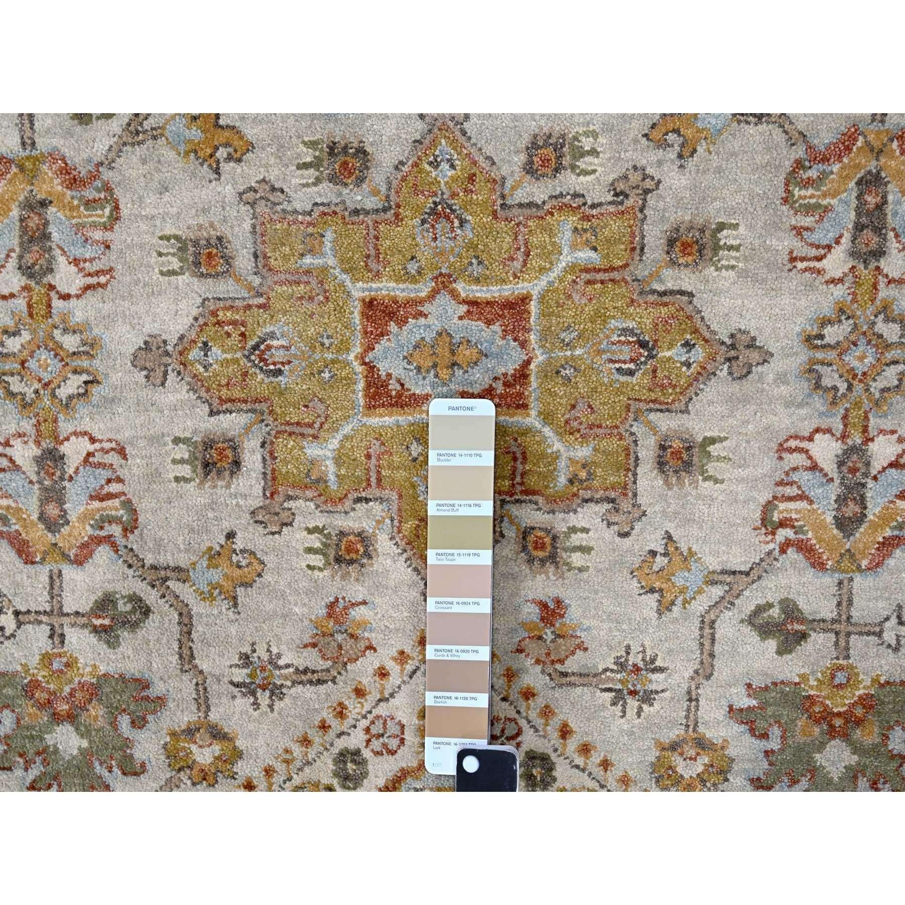 Handgeknüpfter orientalischer Teppich aus weicher Wolle mit weißer Taube im Karajeh-Design 8'3