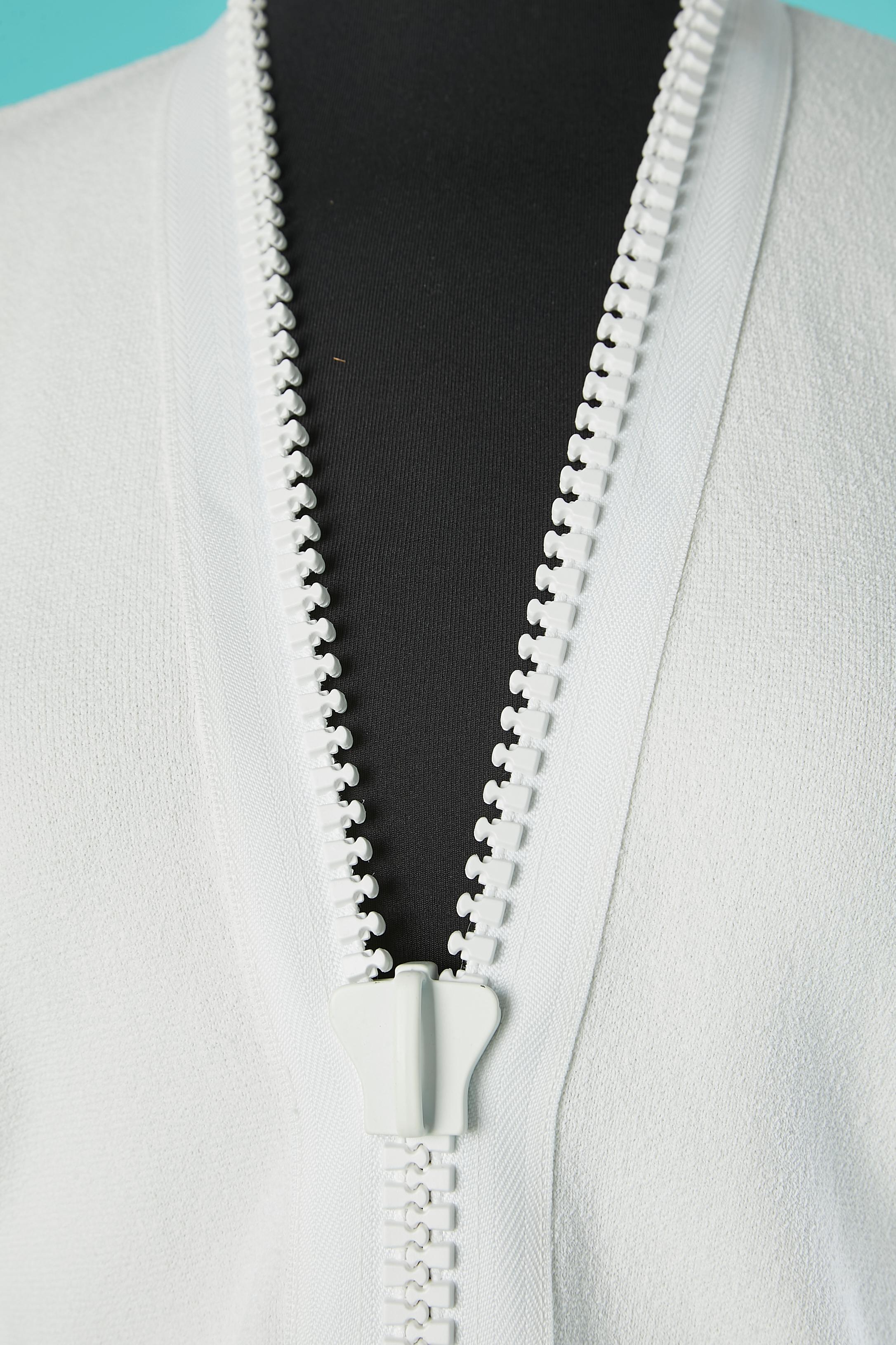 Weißes Kleid mit übergroßem Reißverschluss vorne in der Mitte. Zusammensetzung des Stoffes: 60% Viskose, 38% Nylon, 2% Polyurethan 
SIZE XS auf dem Etikett aber passen S 