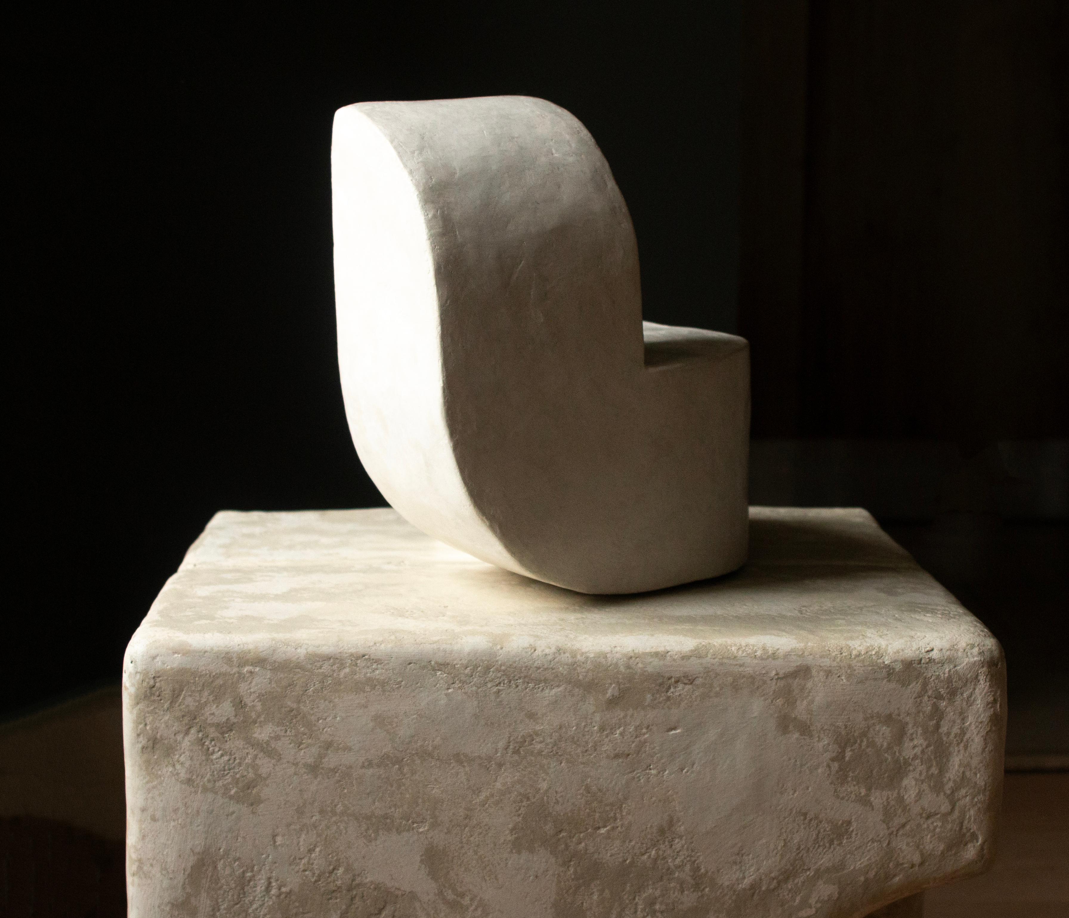 Scultura artigianale White Duo II di Rachael Heritage
Ogni pezzo è unico
Dimensioni: D. 21 x L. 21 x H. 23 cm
Materiali: cartoncino riciclato, fibra di cemento, gesso brunito rosa tenue.

Ogni pezzo è realizzato a mano dall'artista. Questo processo