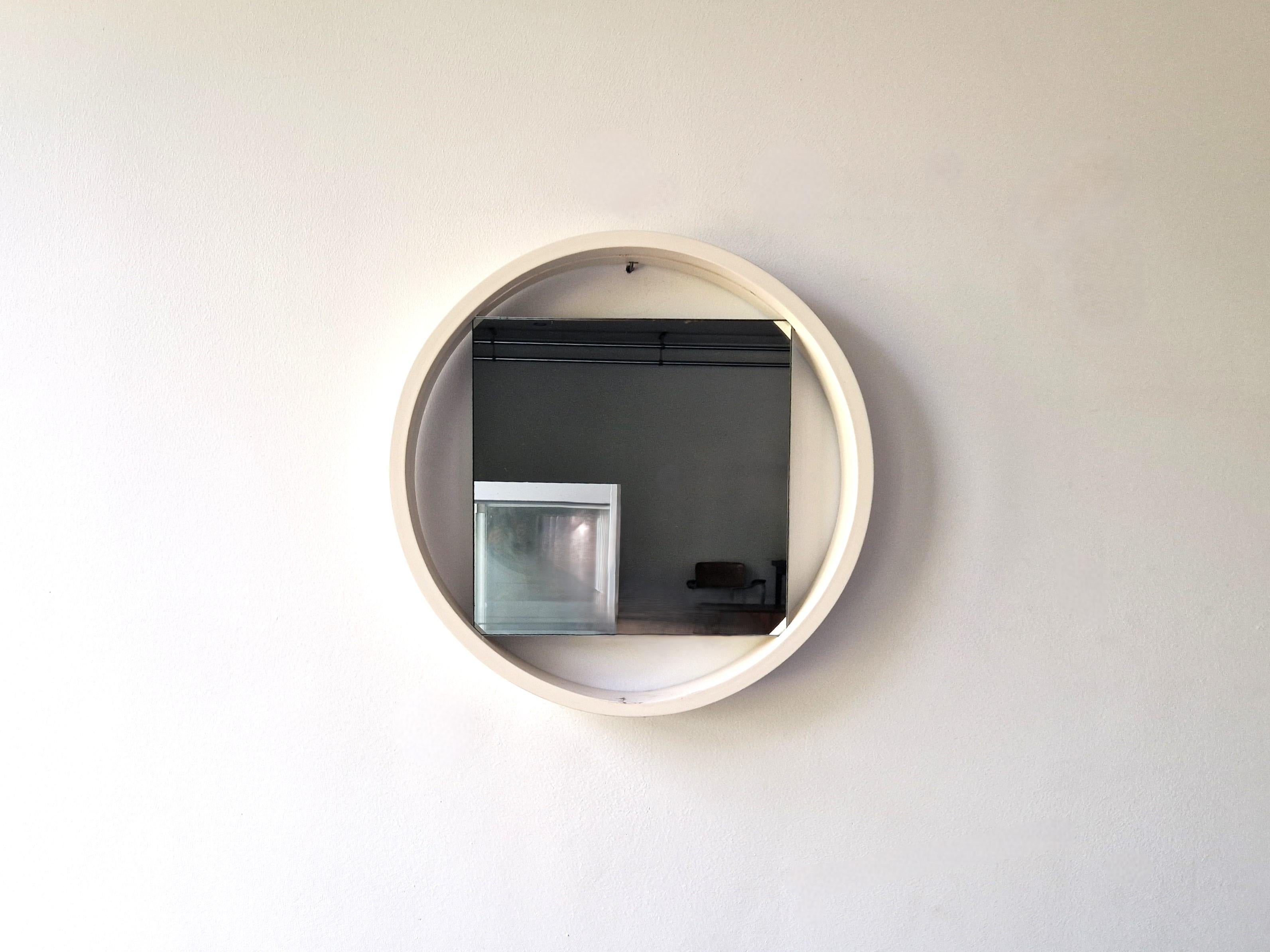 This mirror, model DZ84, was designed by Benno Premsela for 't Spectrum. A minimalistic and very exciting design. The contrast and playfulness of the round frame and the square mirror make this an icon of Dutch design. This design is from 1956 and