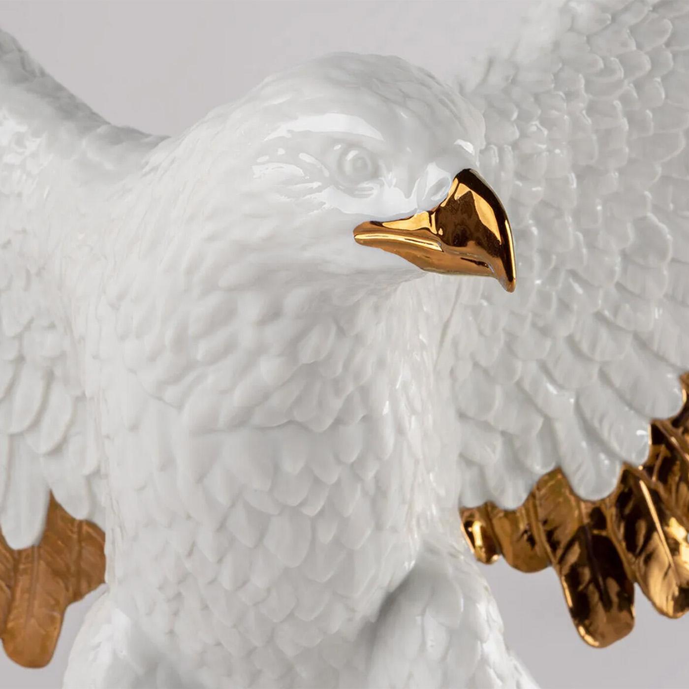 Skulptur eines weißen Adlers im Angebot 3